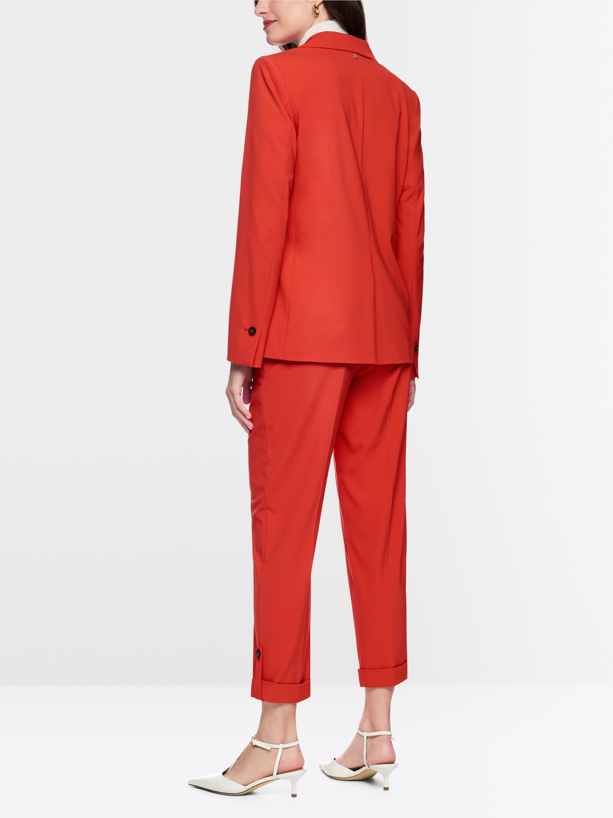 Taillierter Blazer mit gerundetem Saum