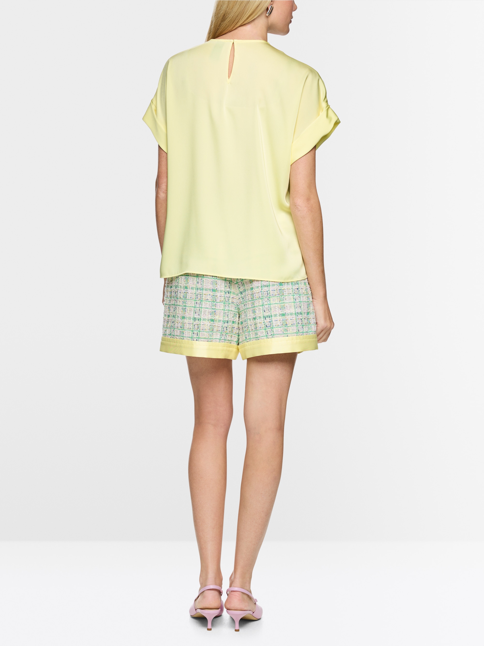 Flowing blouse with short sleeves