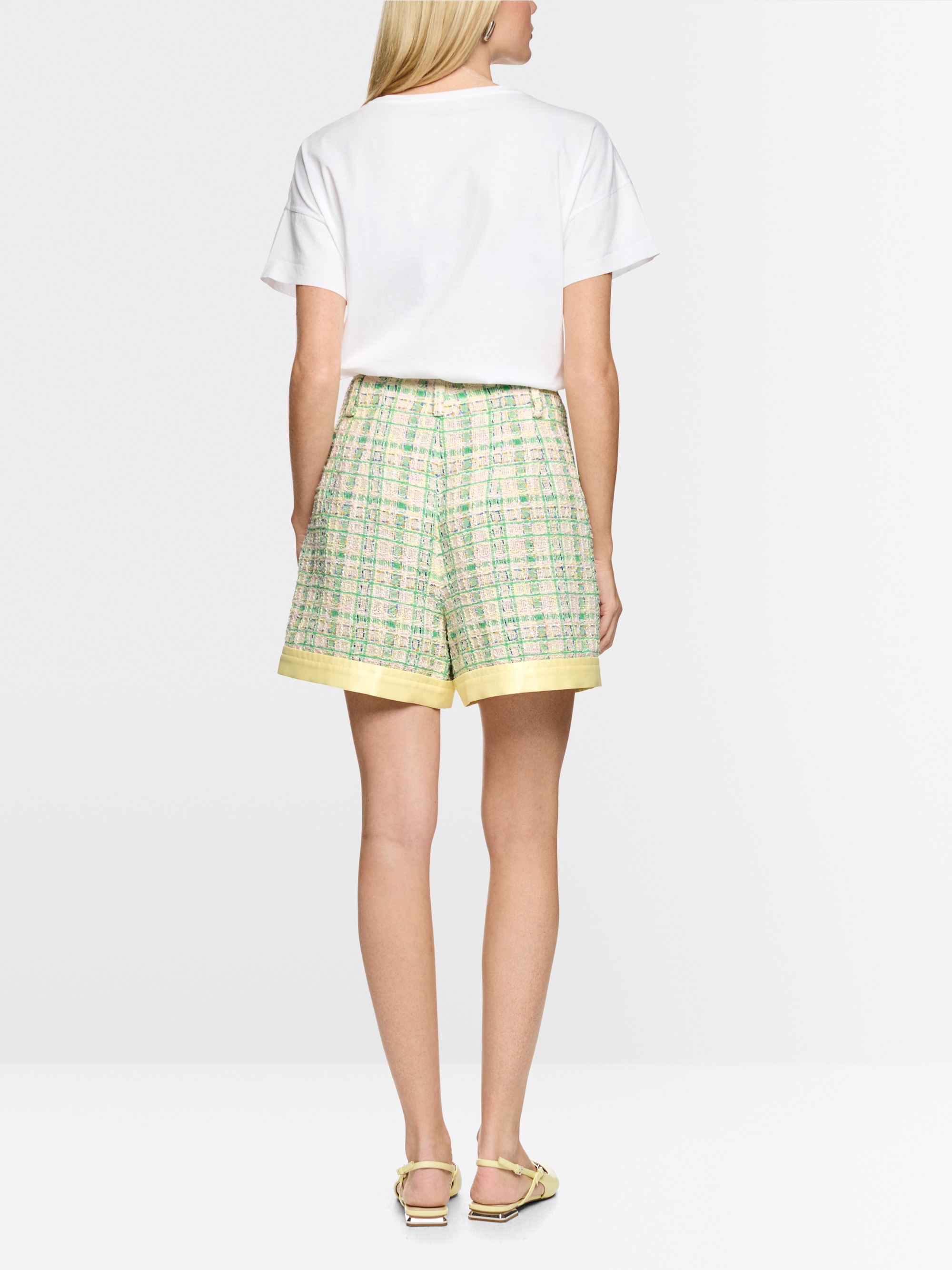 Shorts with contrasting details