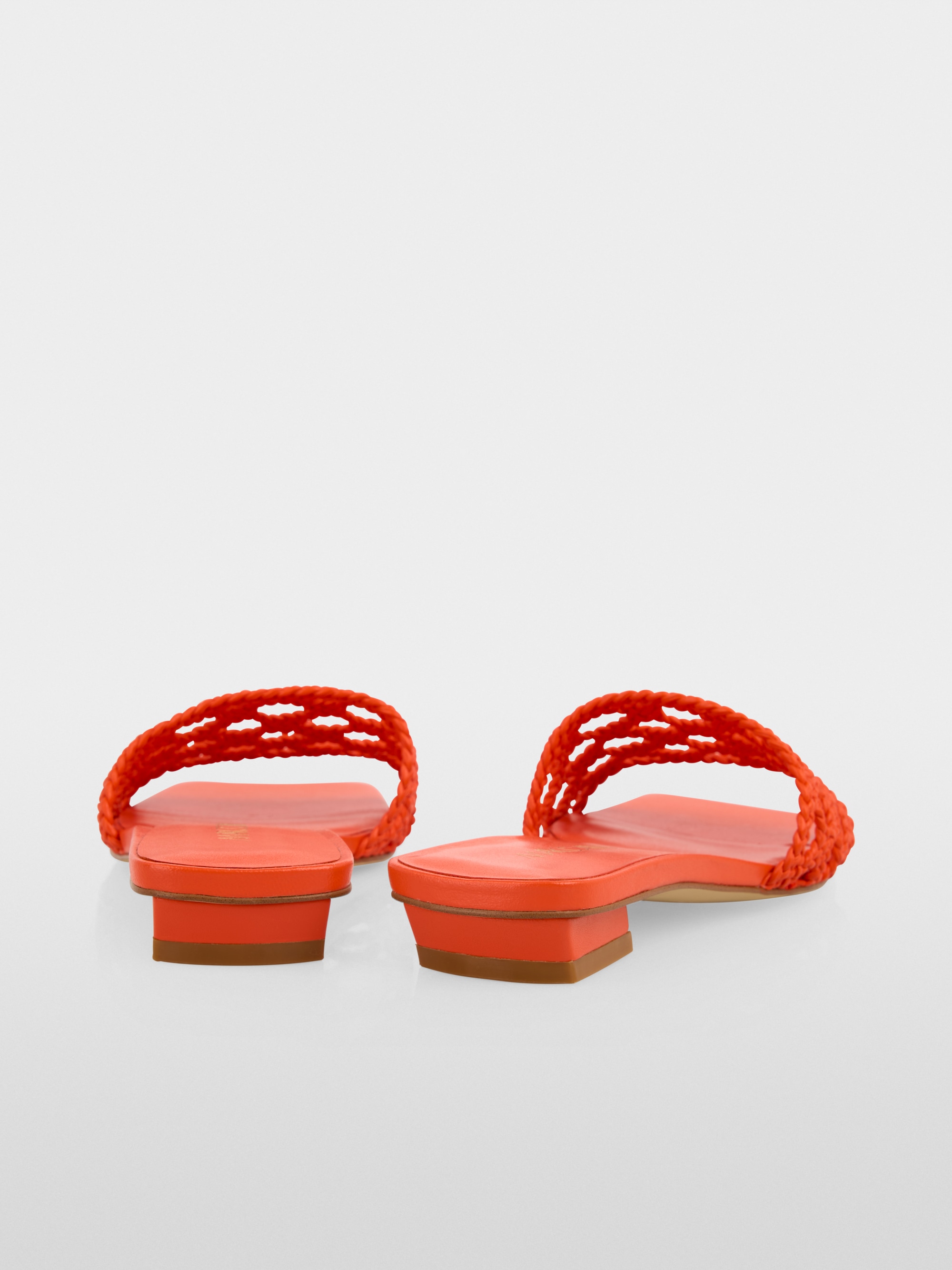 Flat sandals with macramé straps