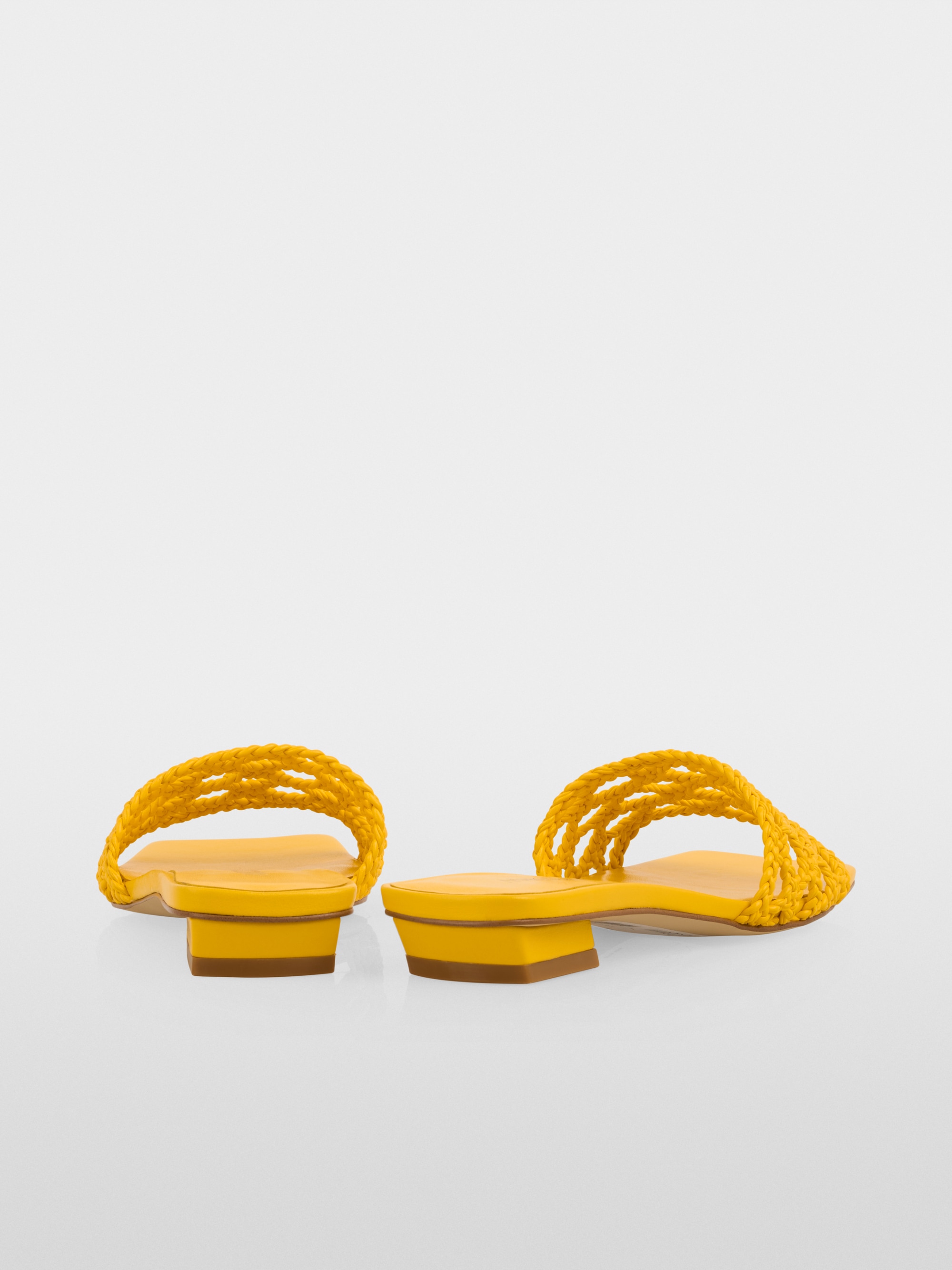 Flat sandals with macramé straps