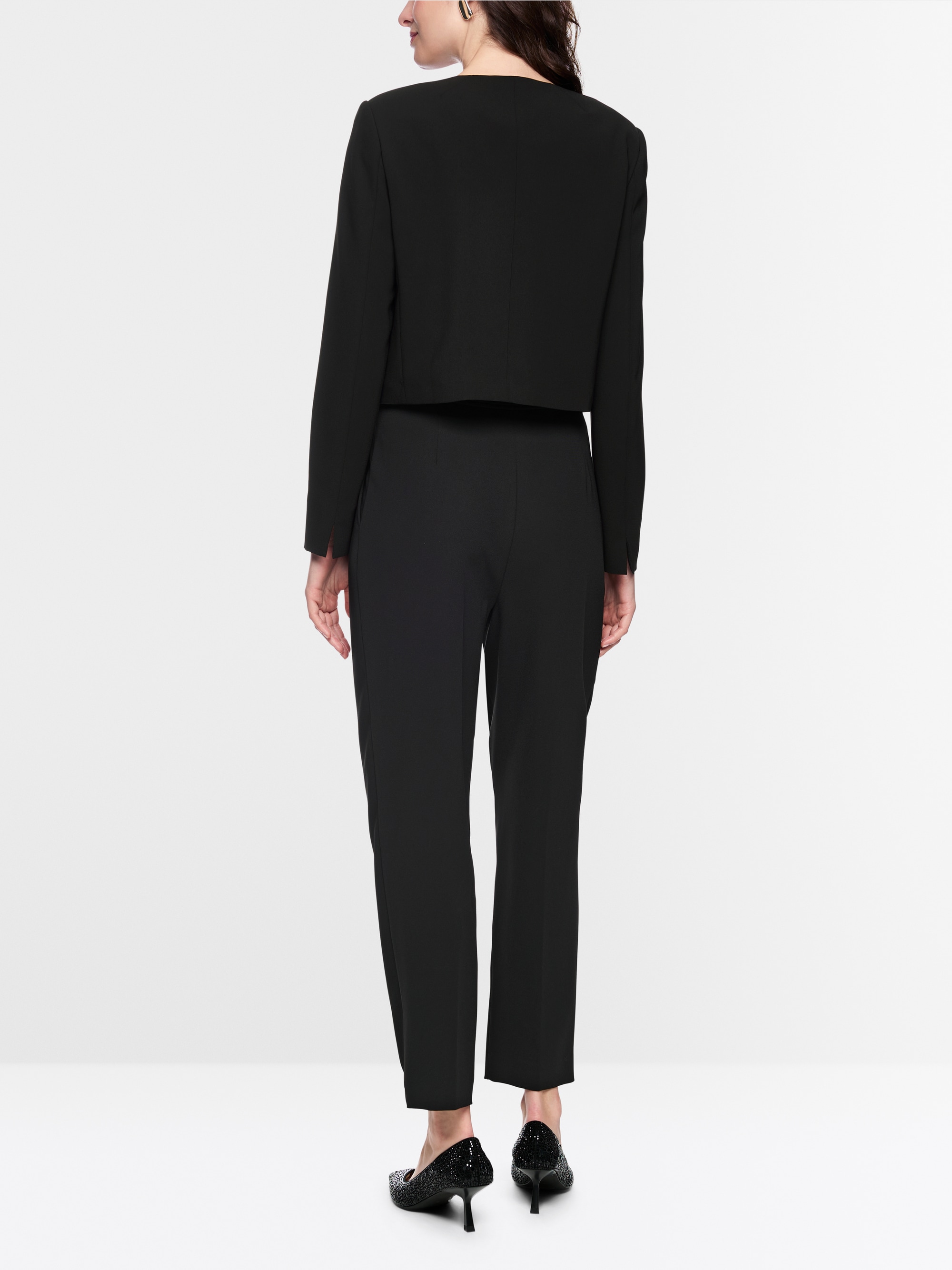 Short jacket with shoulder emphasis