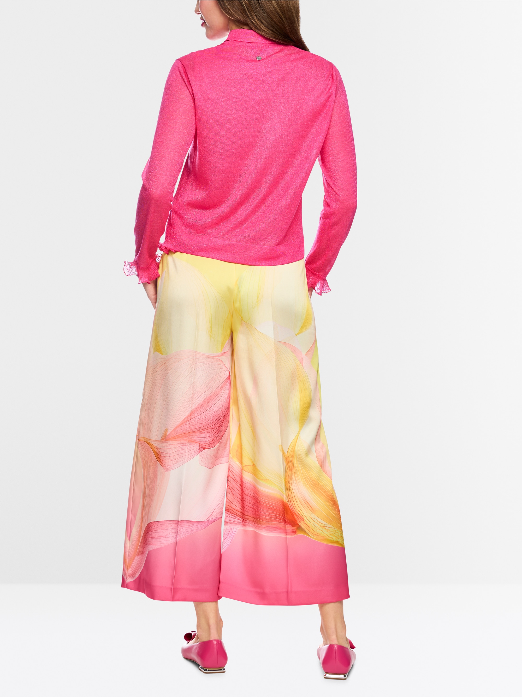 Fine-knit cardigan with floral buttons