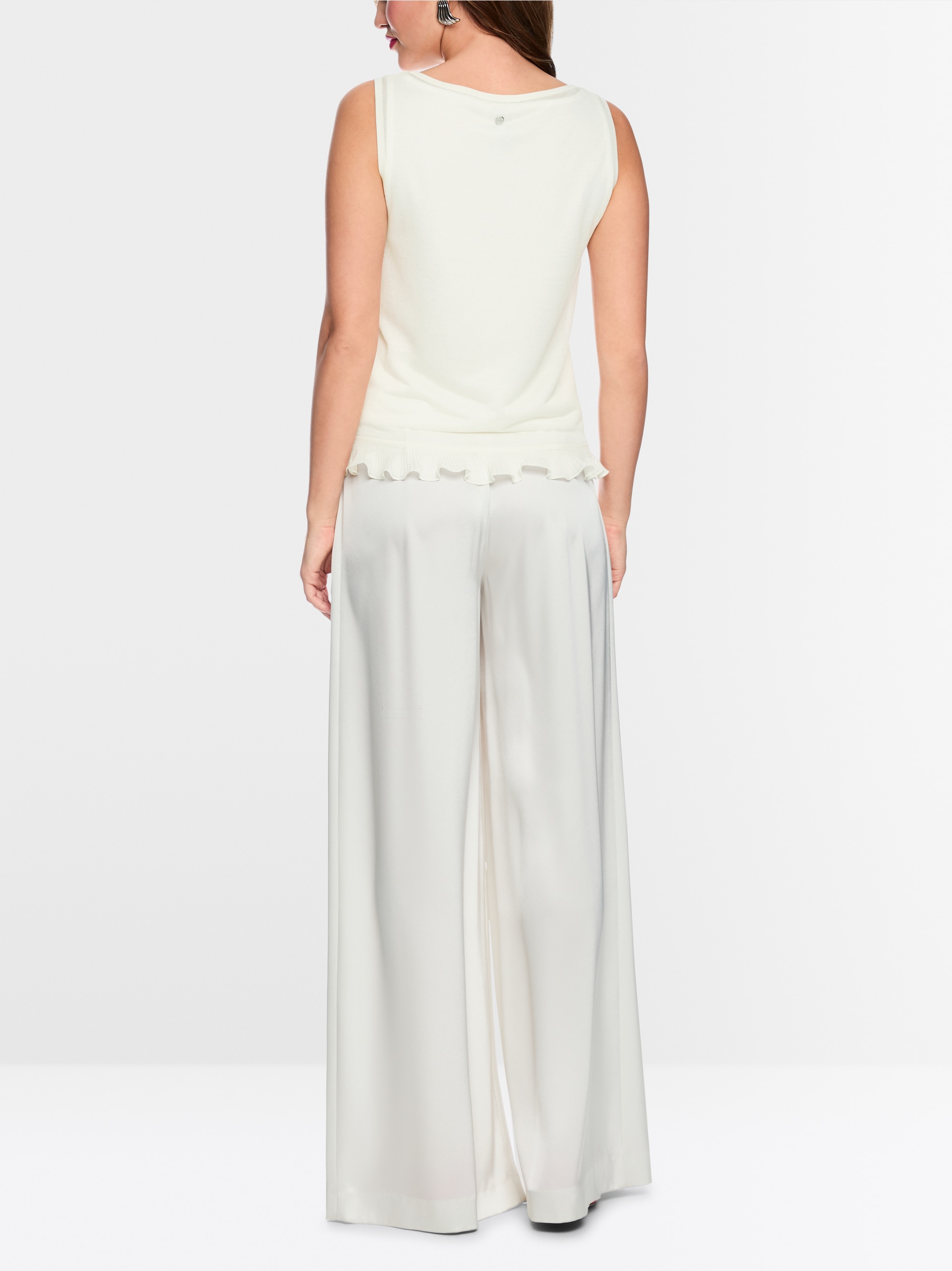 Sleeveless knit top with ruffle