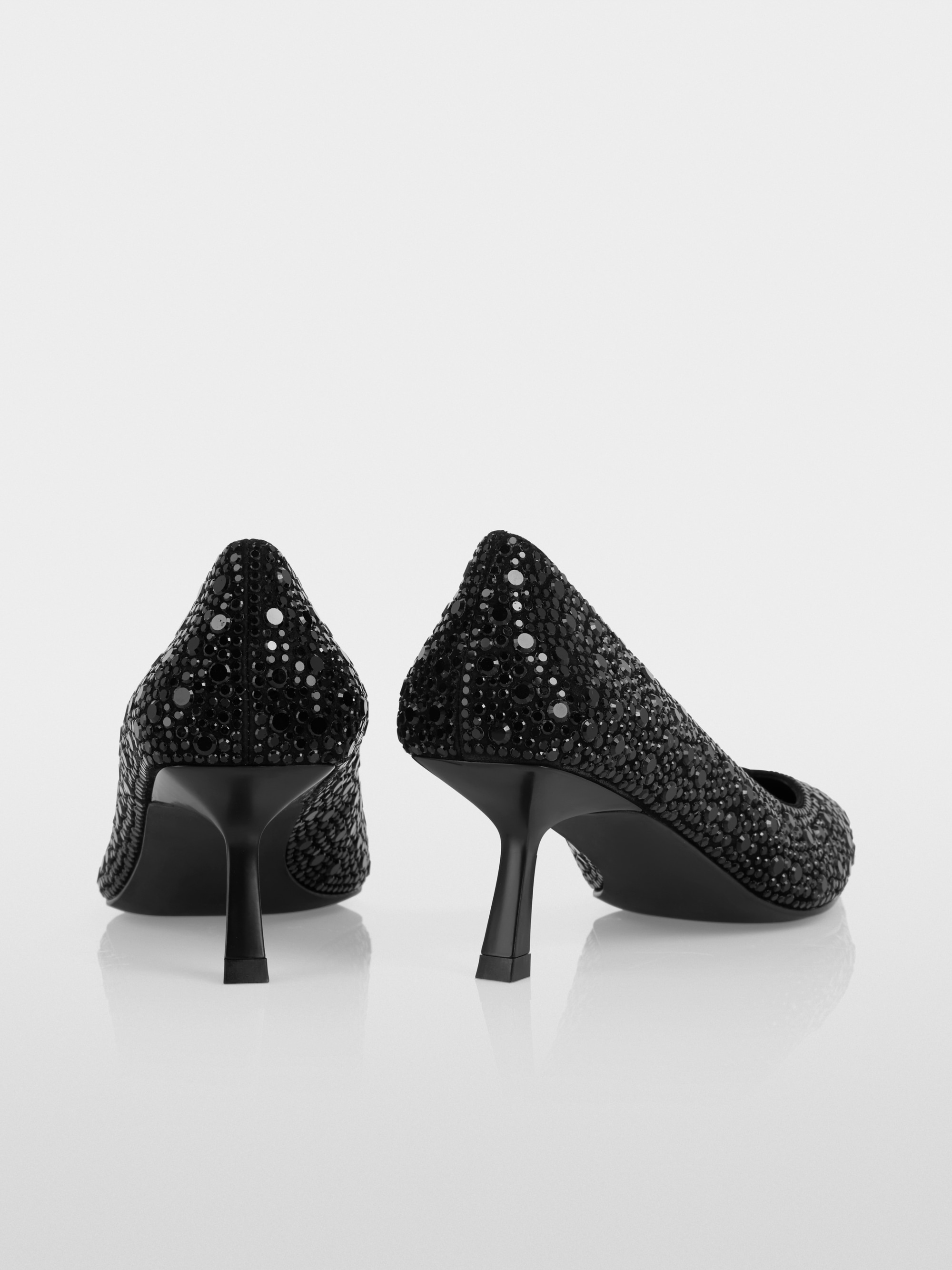 Leather pumps with studs