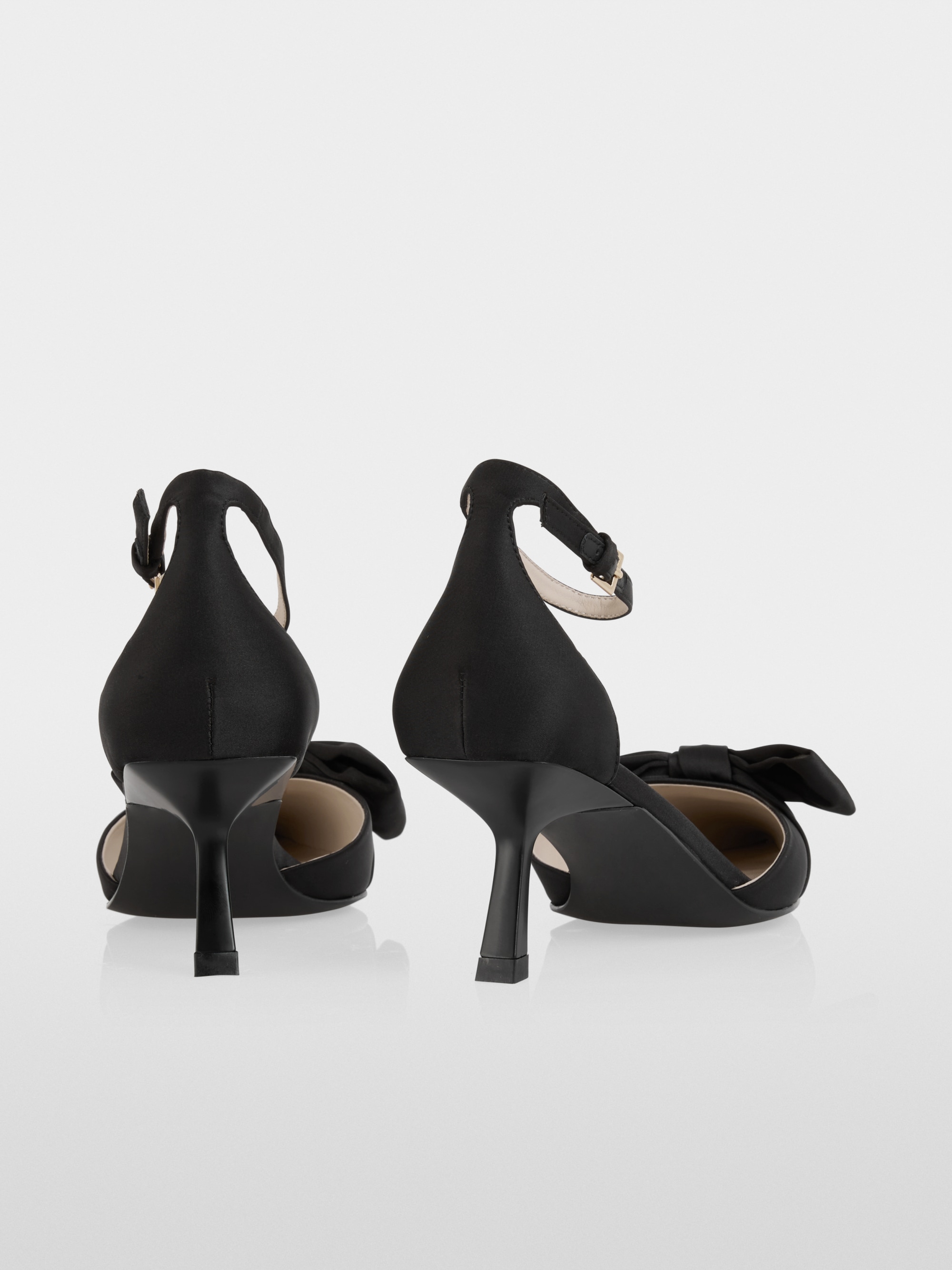 Elegant sandals with decorative bow