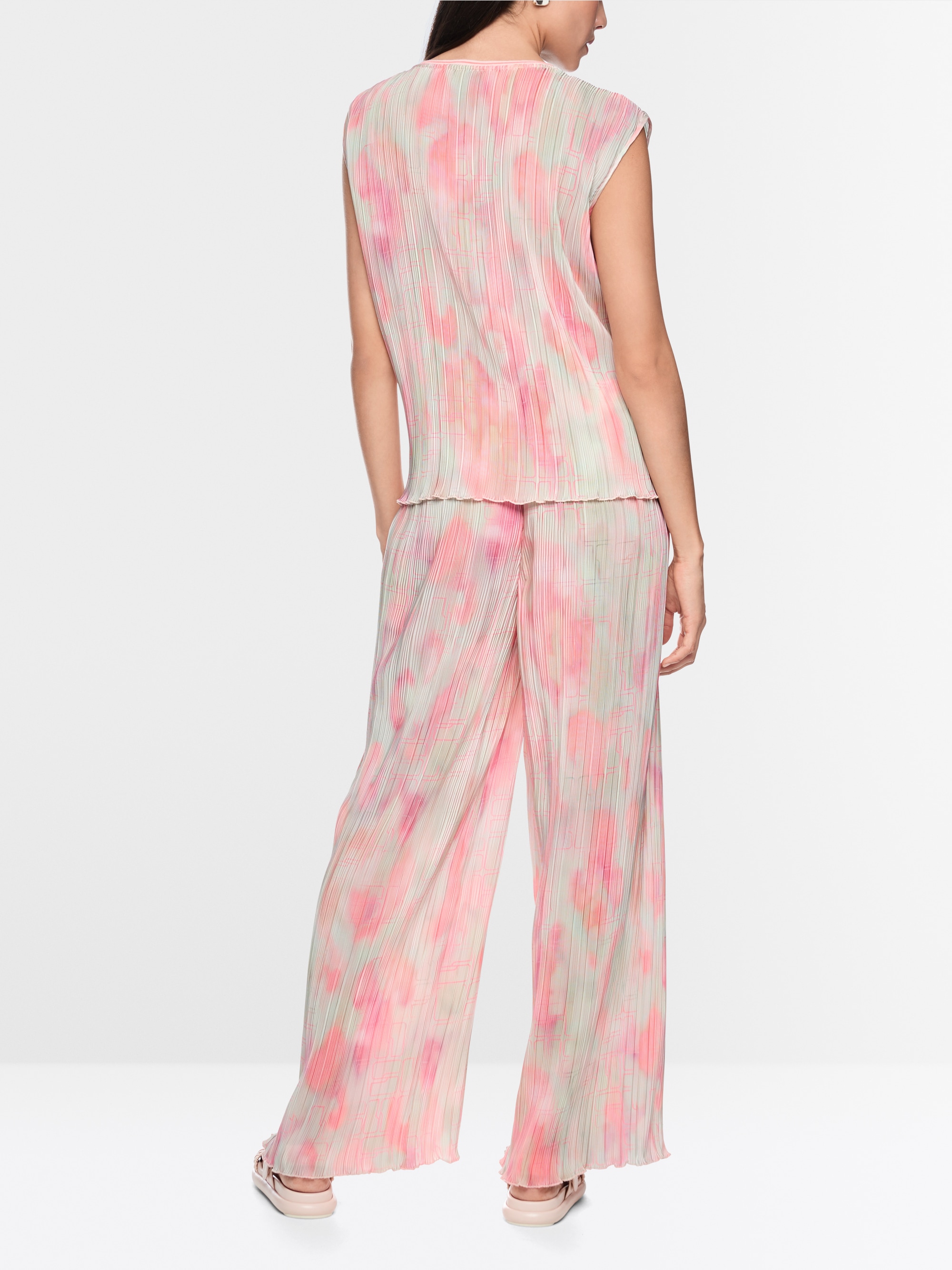 Sleeveless pleated blouse