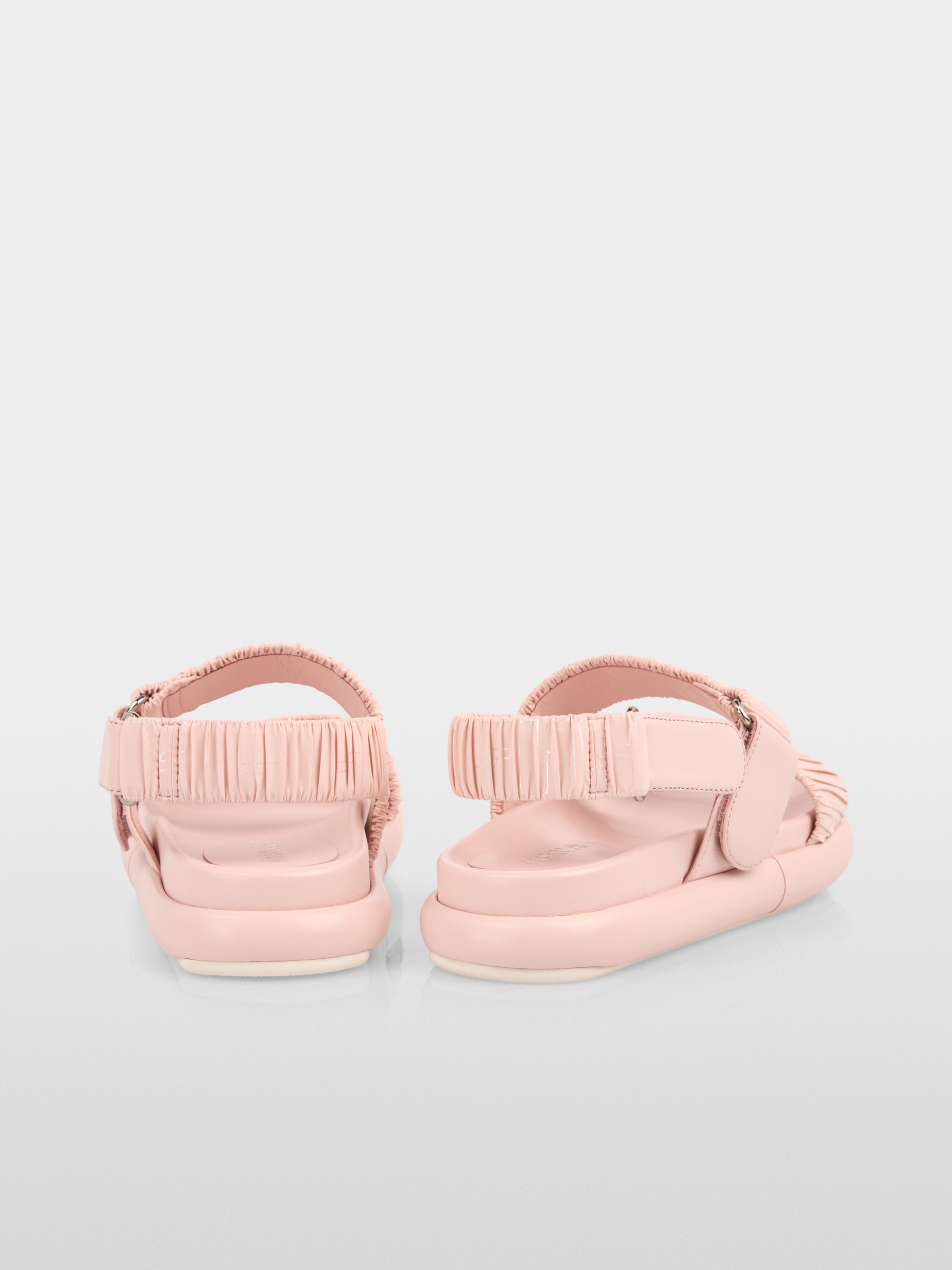 Sandals with gathering