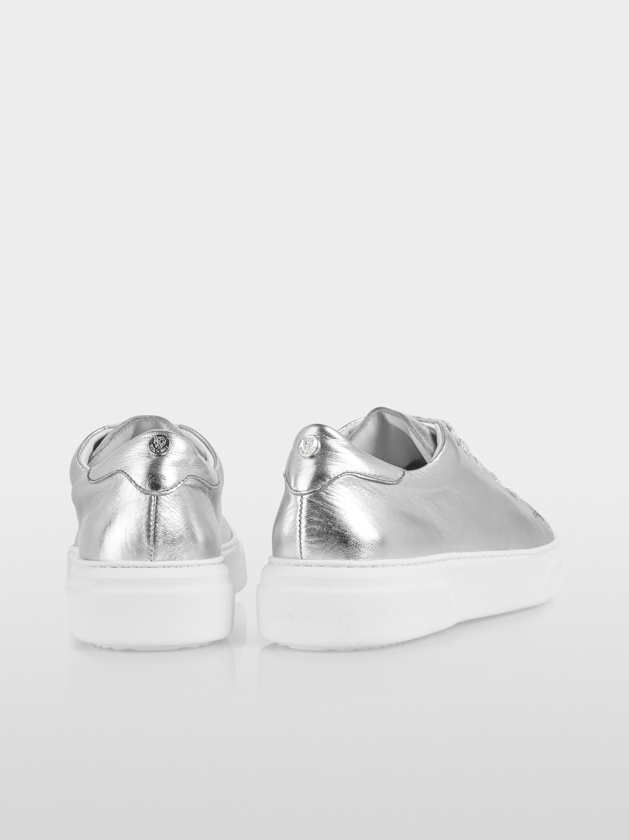 Sneakers with metallic look