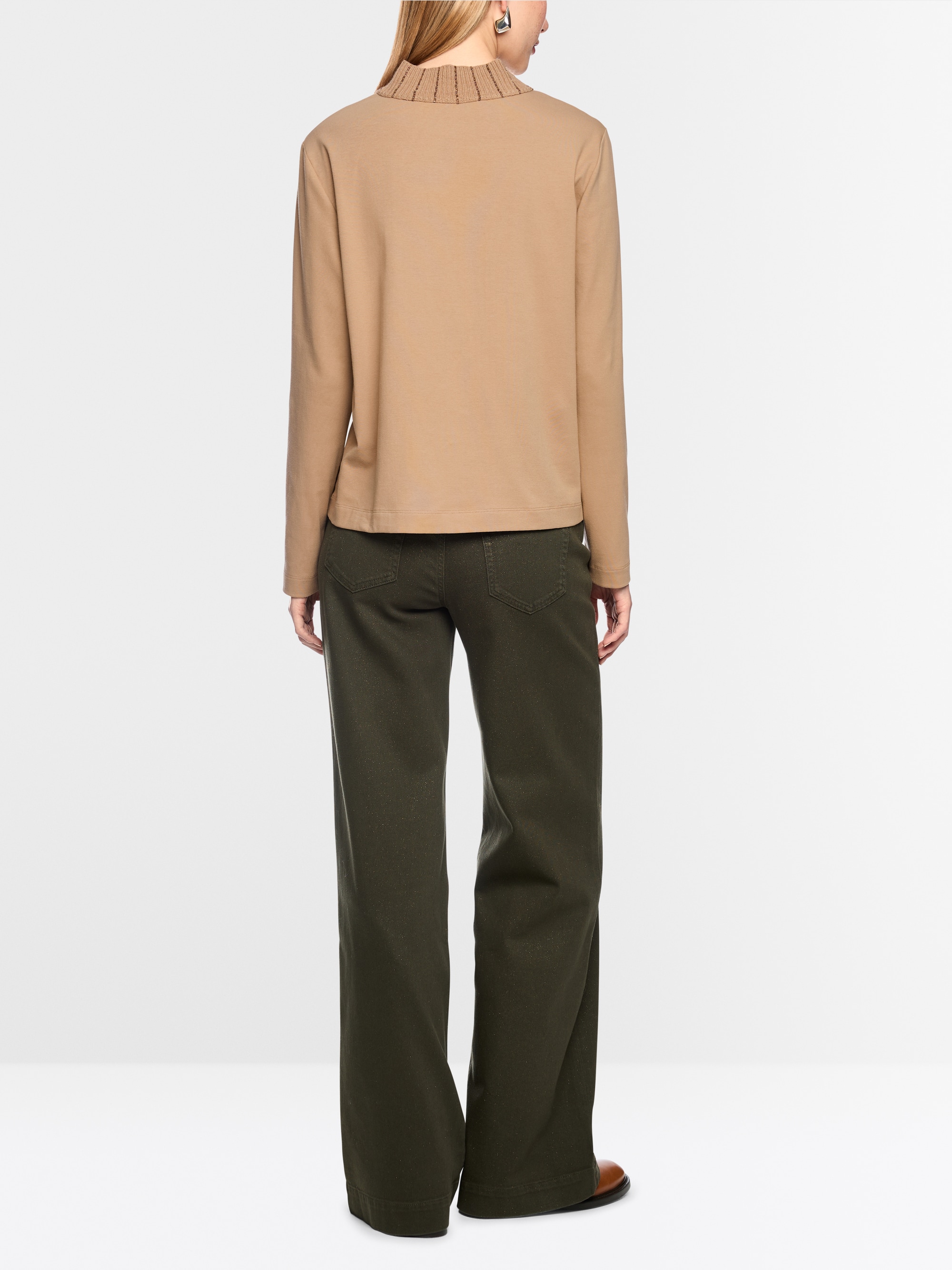 Shirt with knitted collar