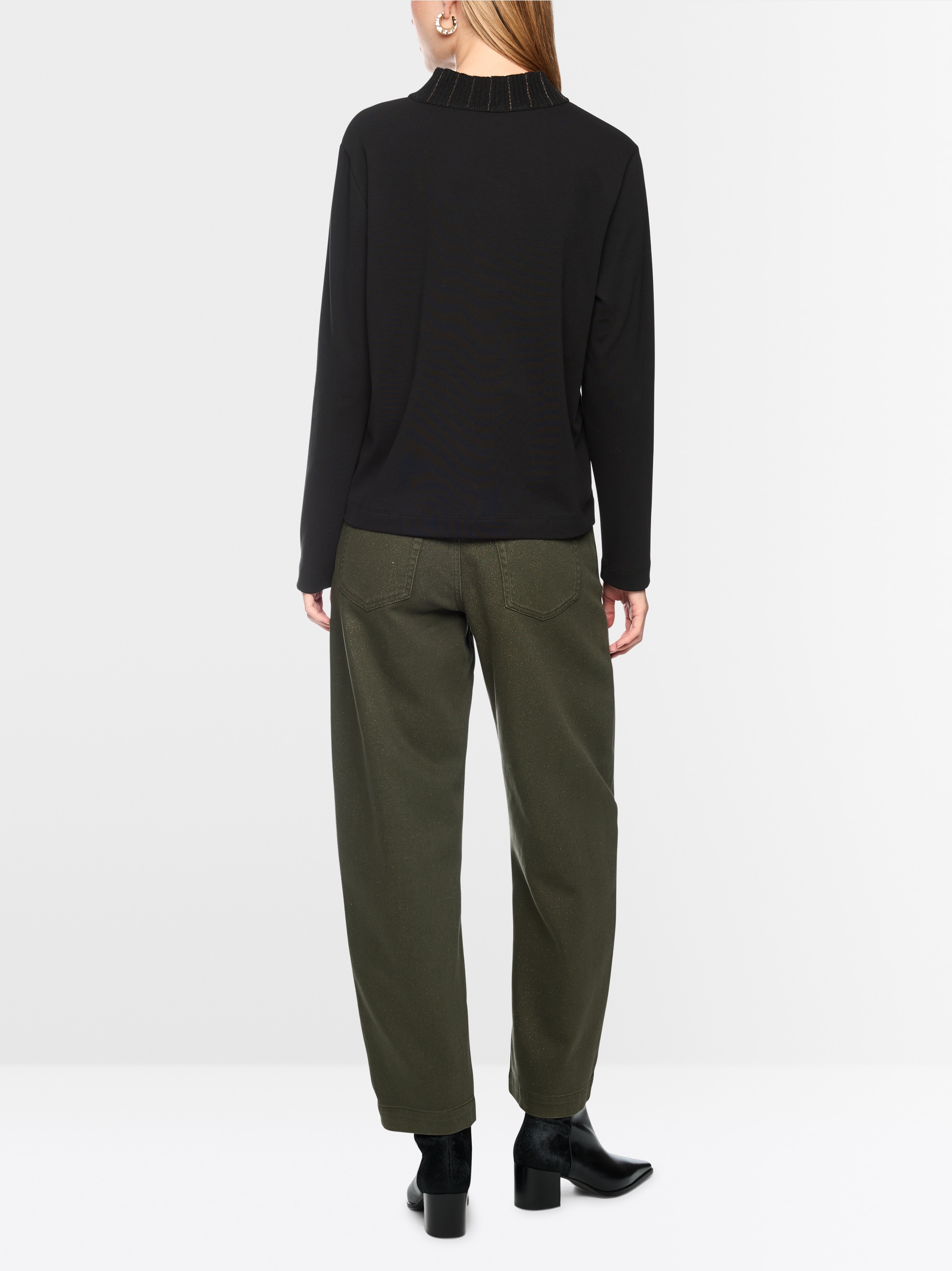 Shirt with knitted collar