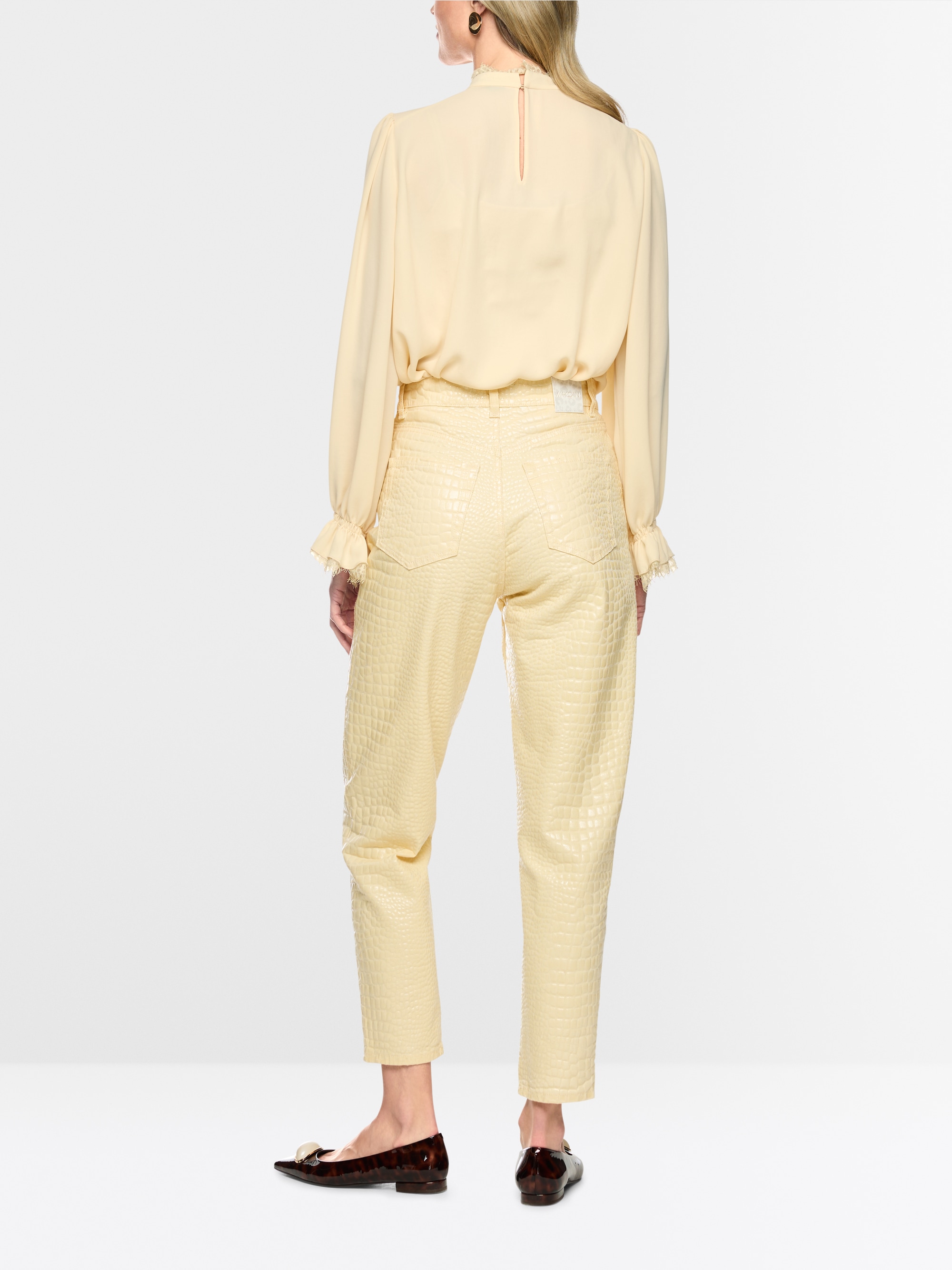 Flowing blouse with lace