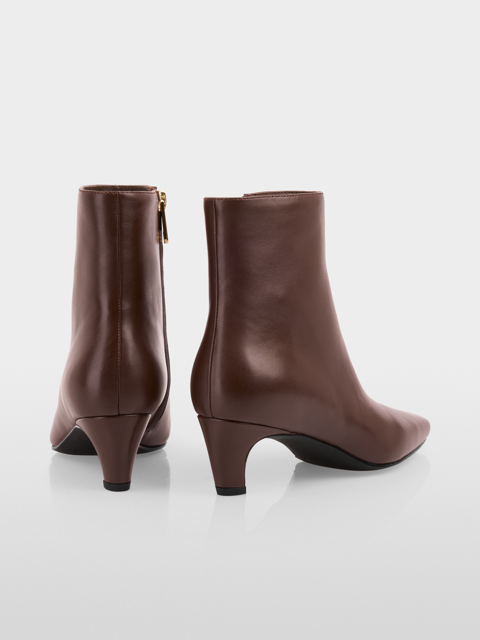 Ankle-high leather booties