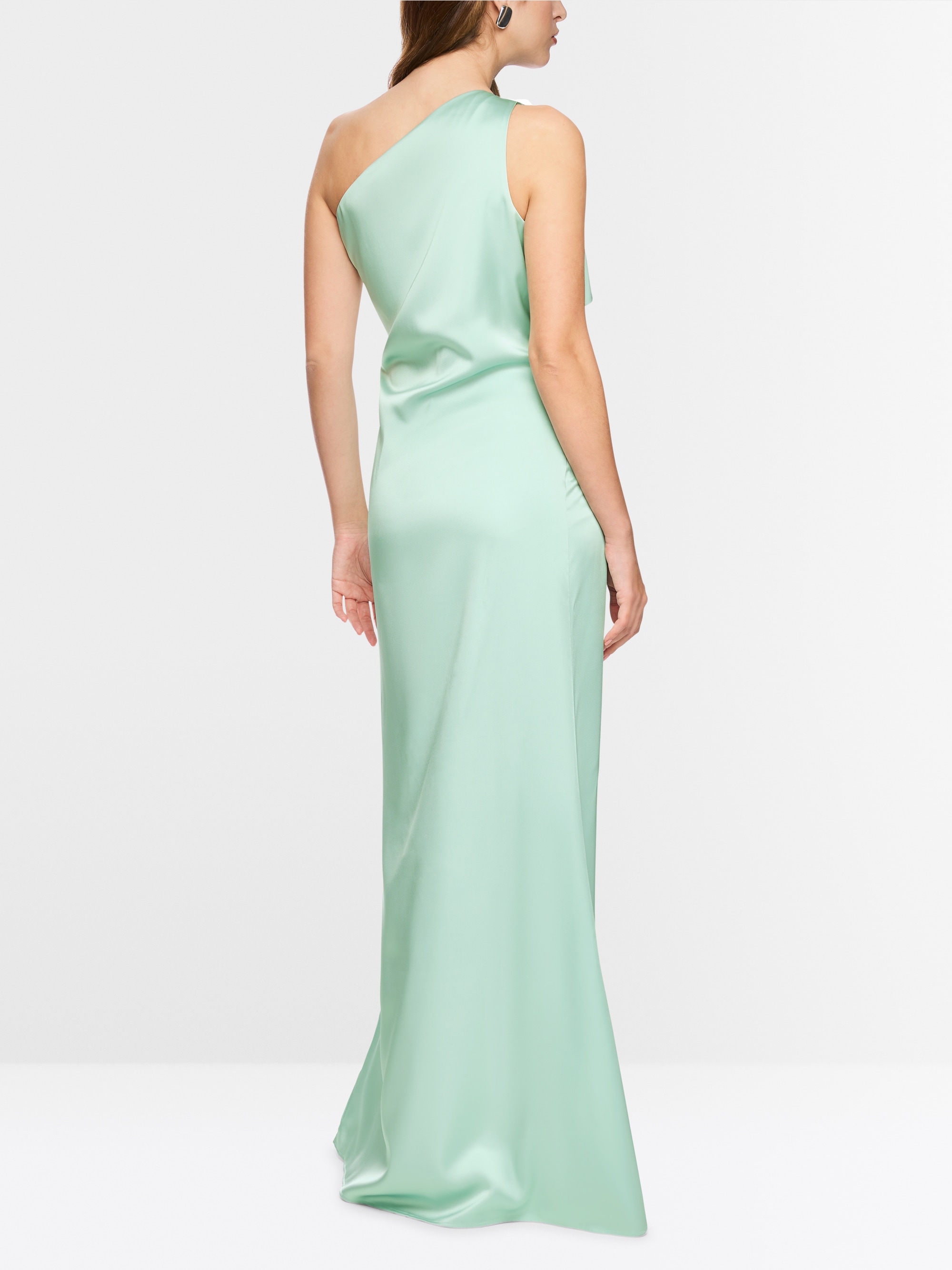 Robe de soirée asymétrique à volants