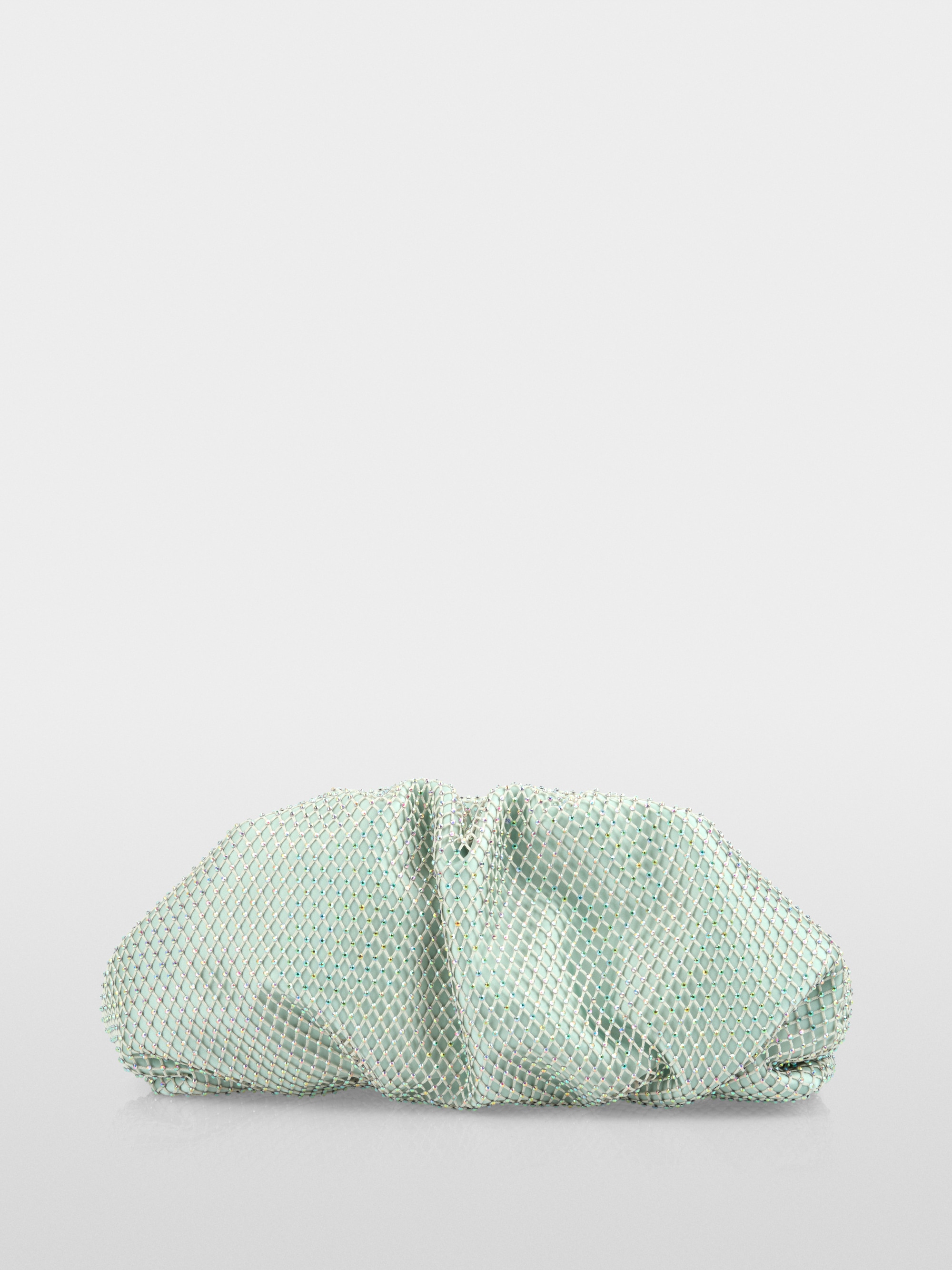Pochette en satin ornée d'une maille de cristaux