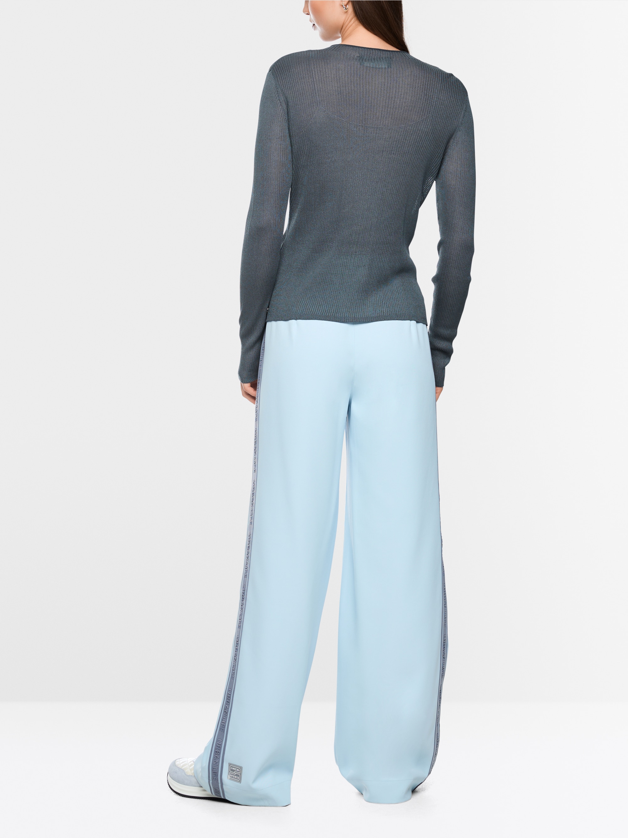Lightweight ribbed jumper