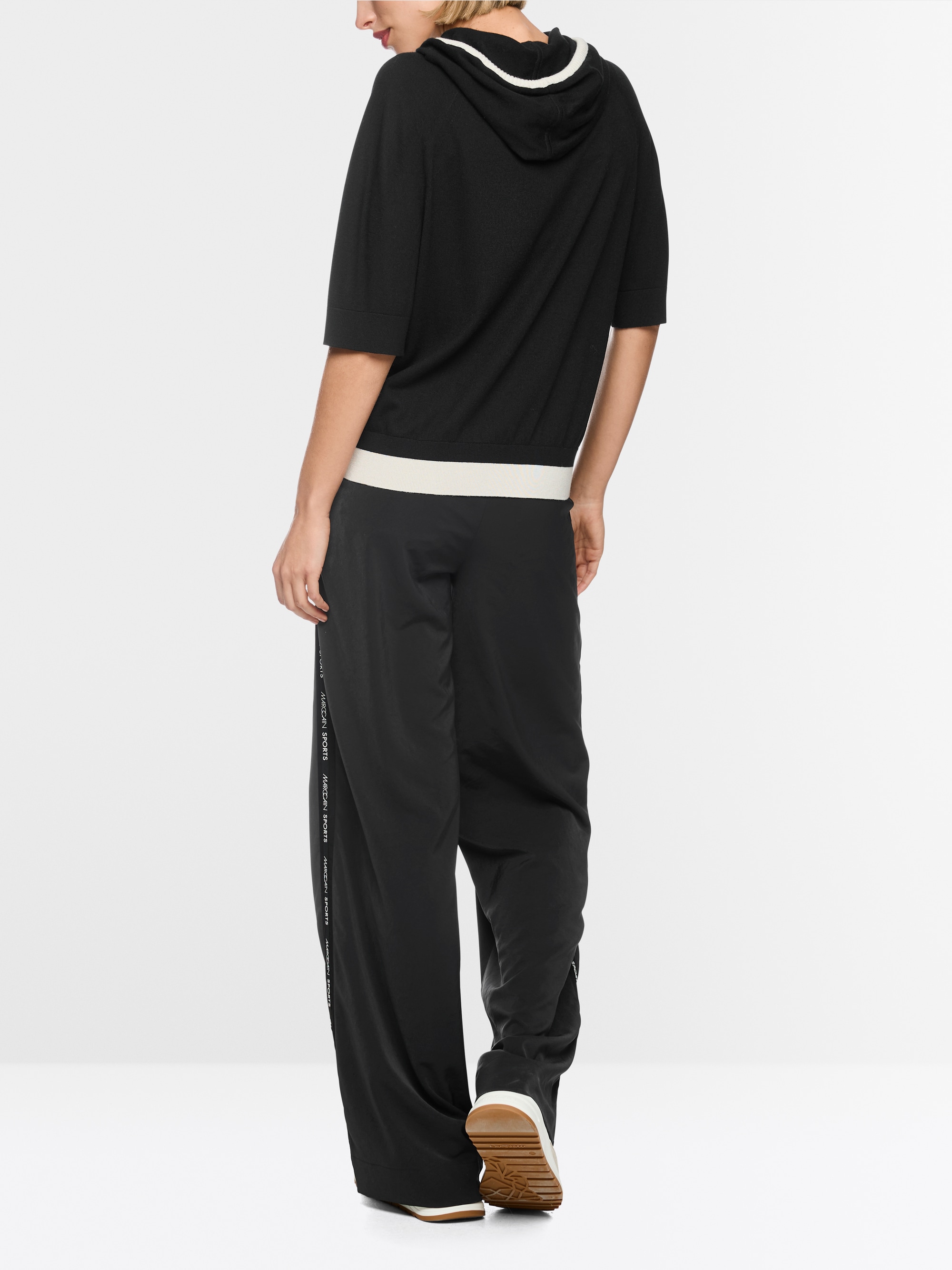 Fine-knit hoodie with contrast details