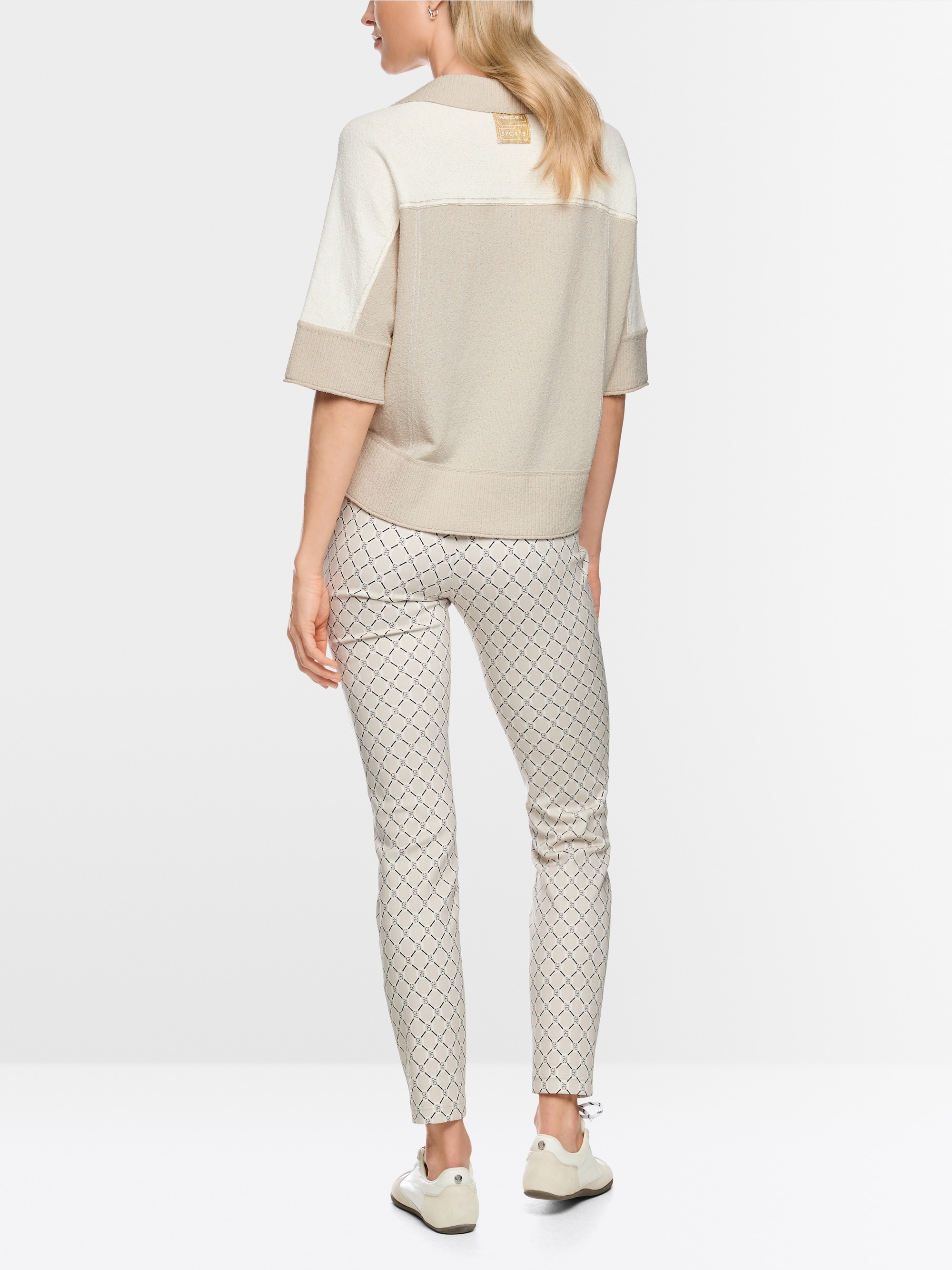 Two-tone V-neck jumper