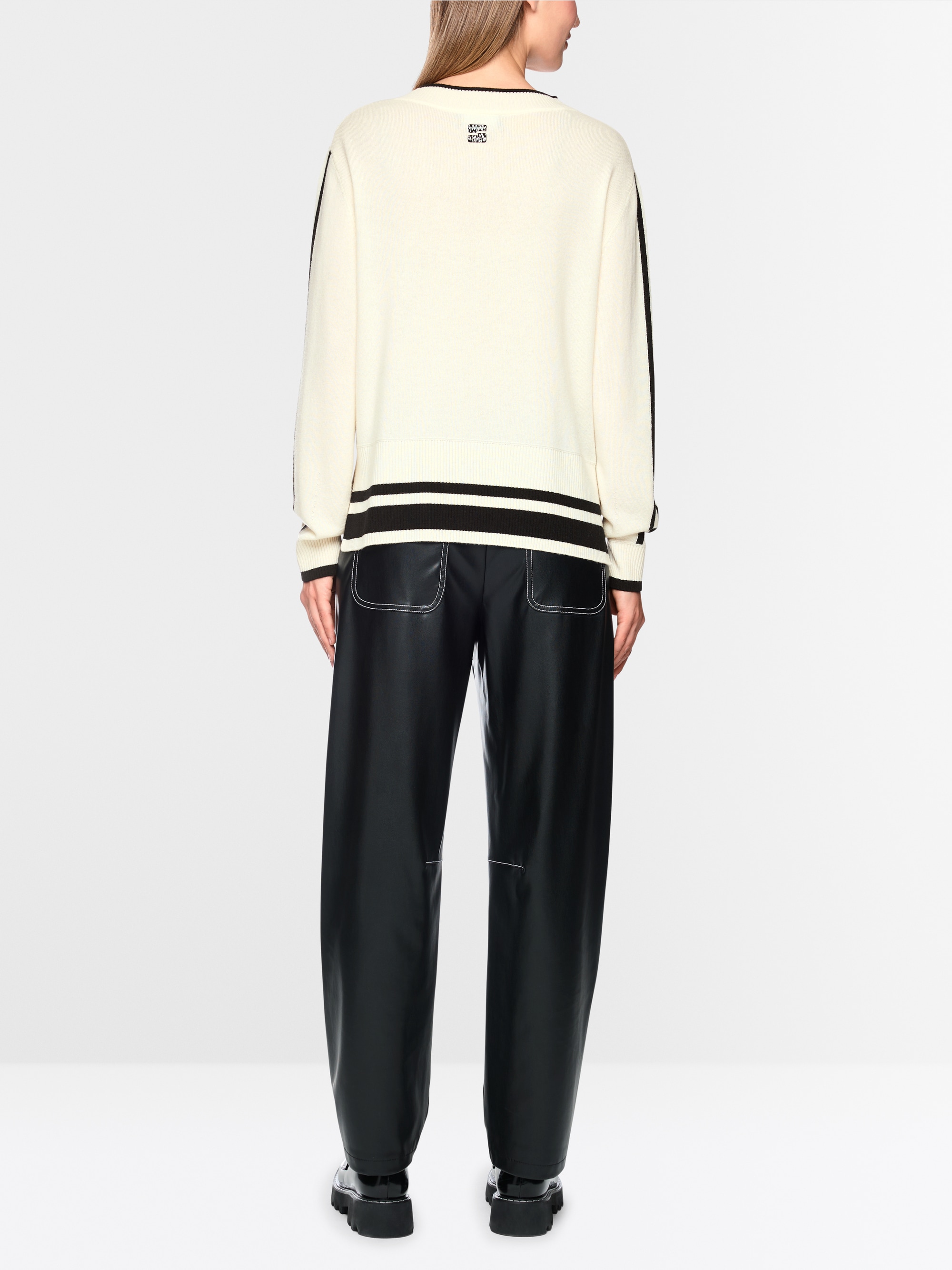 Knitted jumper with lettering