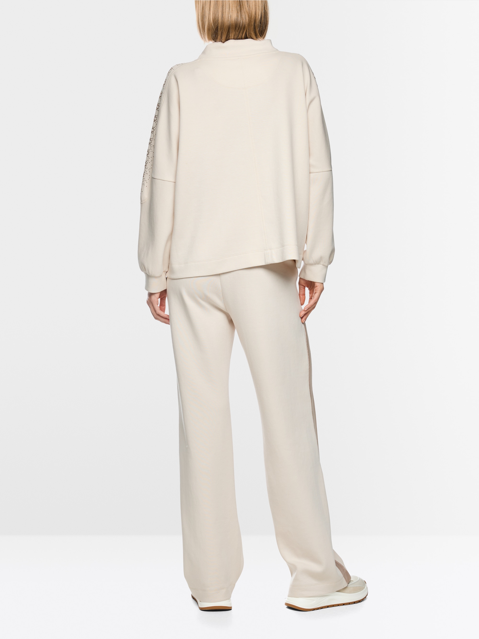Oversized sweatshirt with hotfix stones