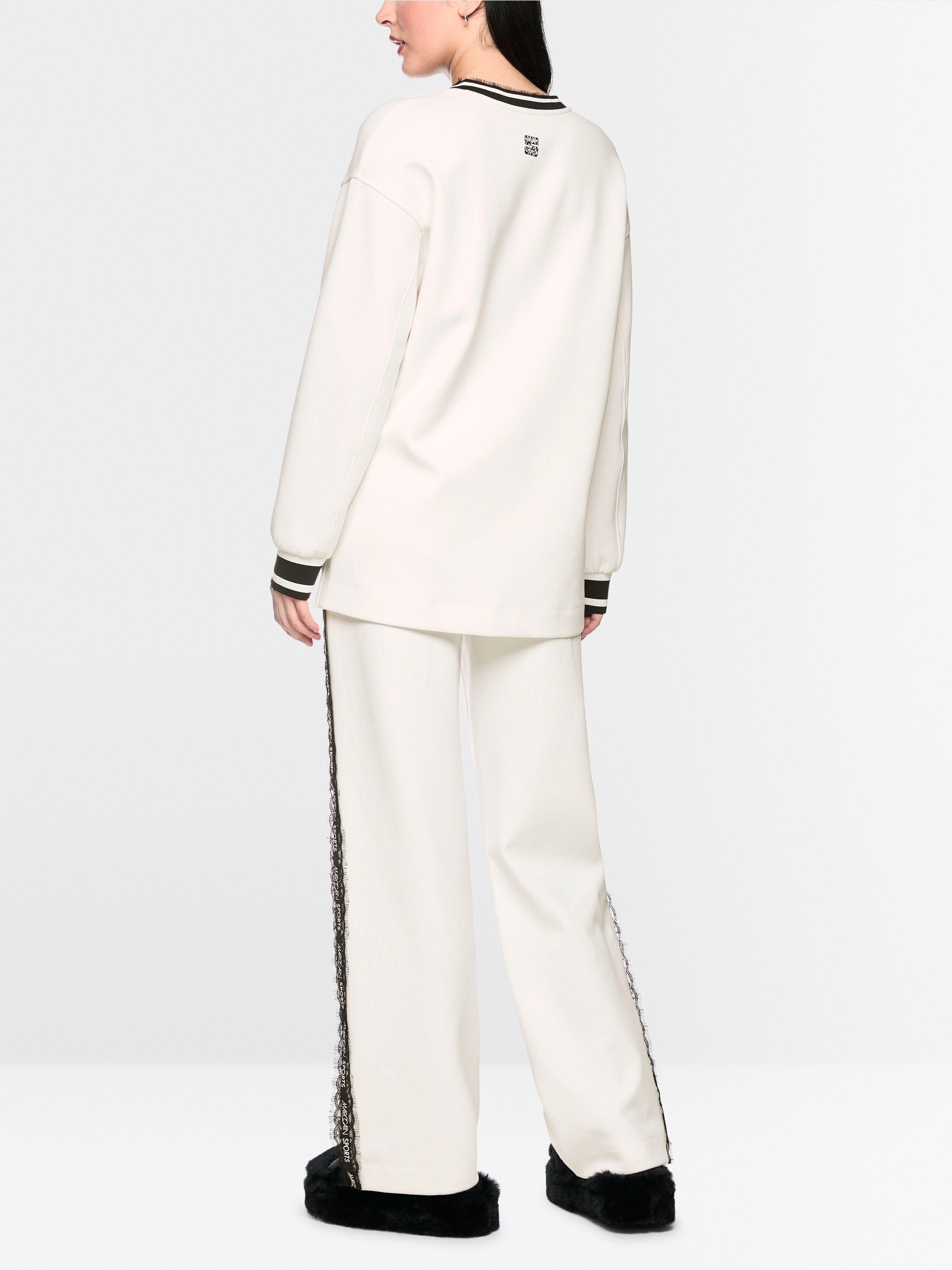 Sweatshirt with delicate lace details