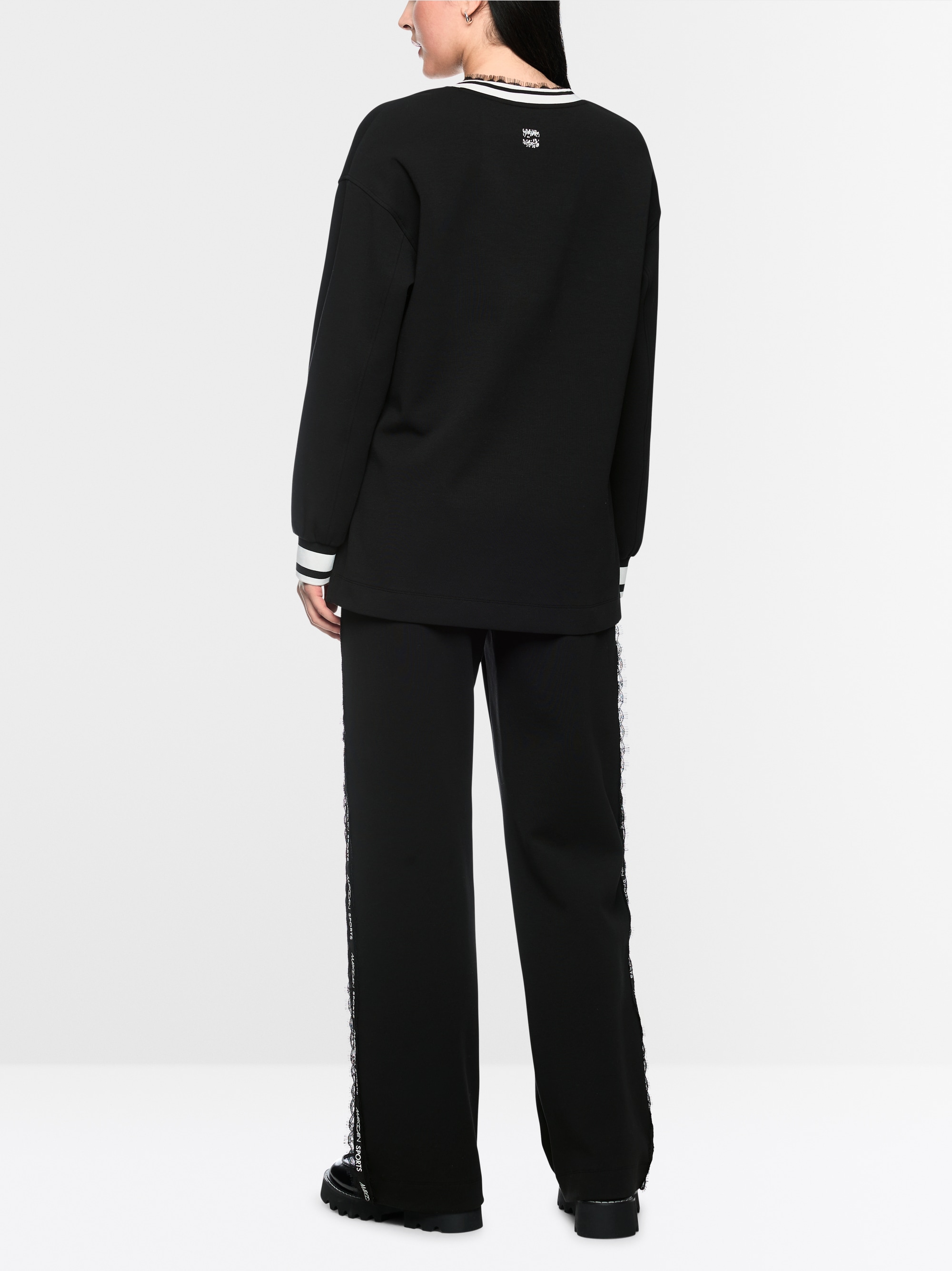 Sweatshirt with delicate lace details
