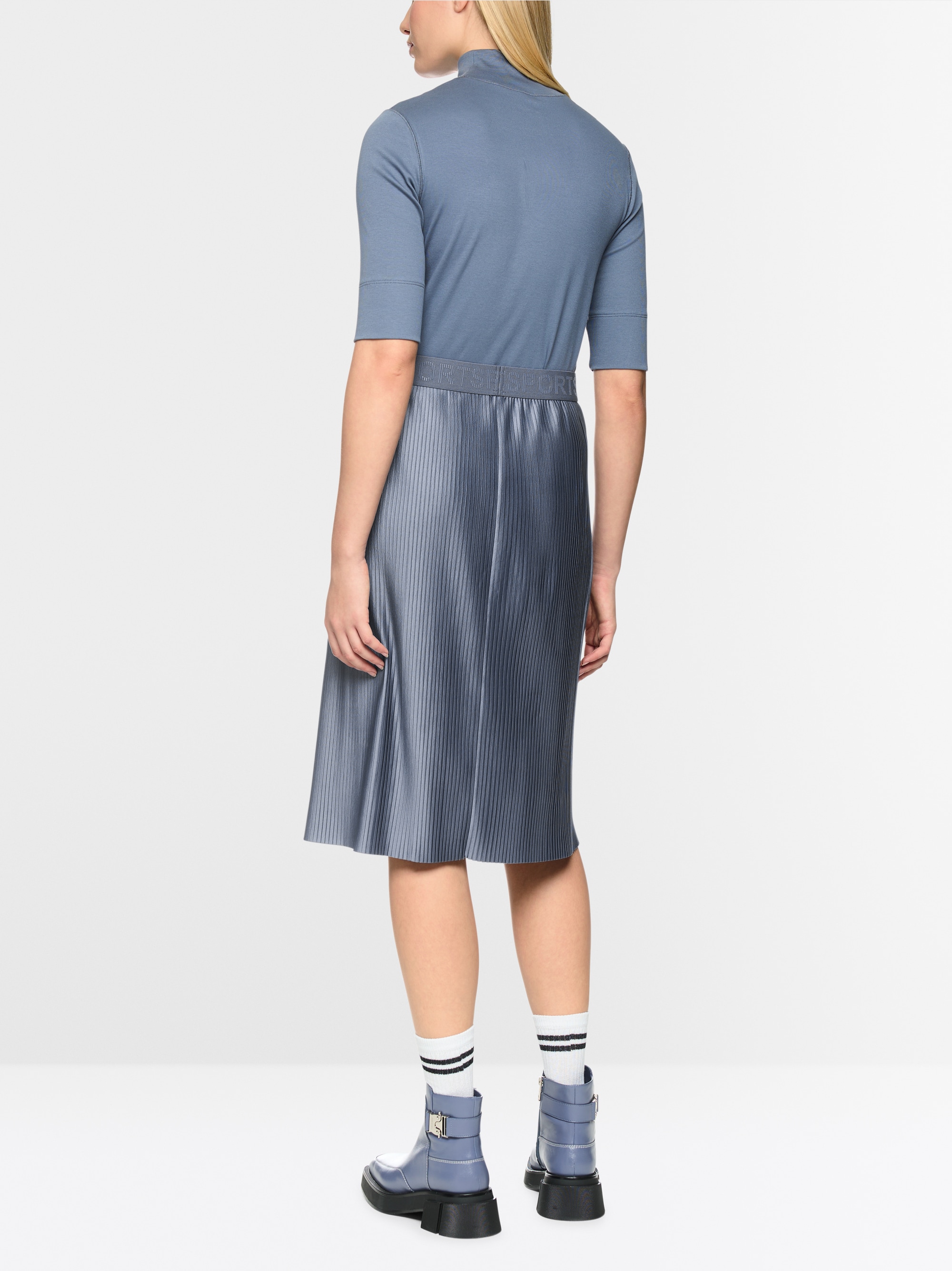 Skirt with pleats