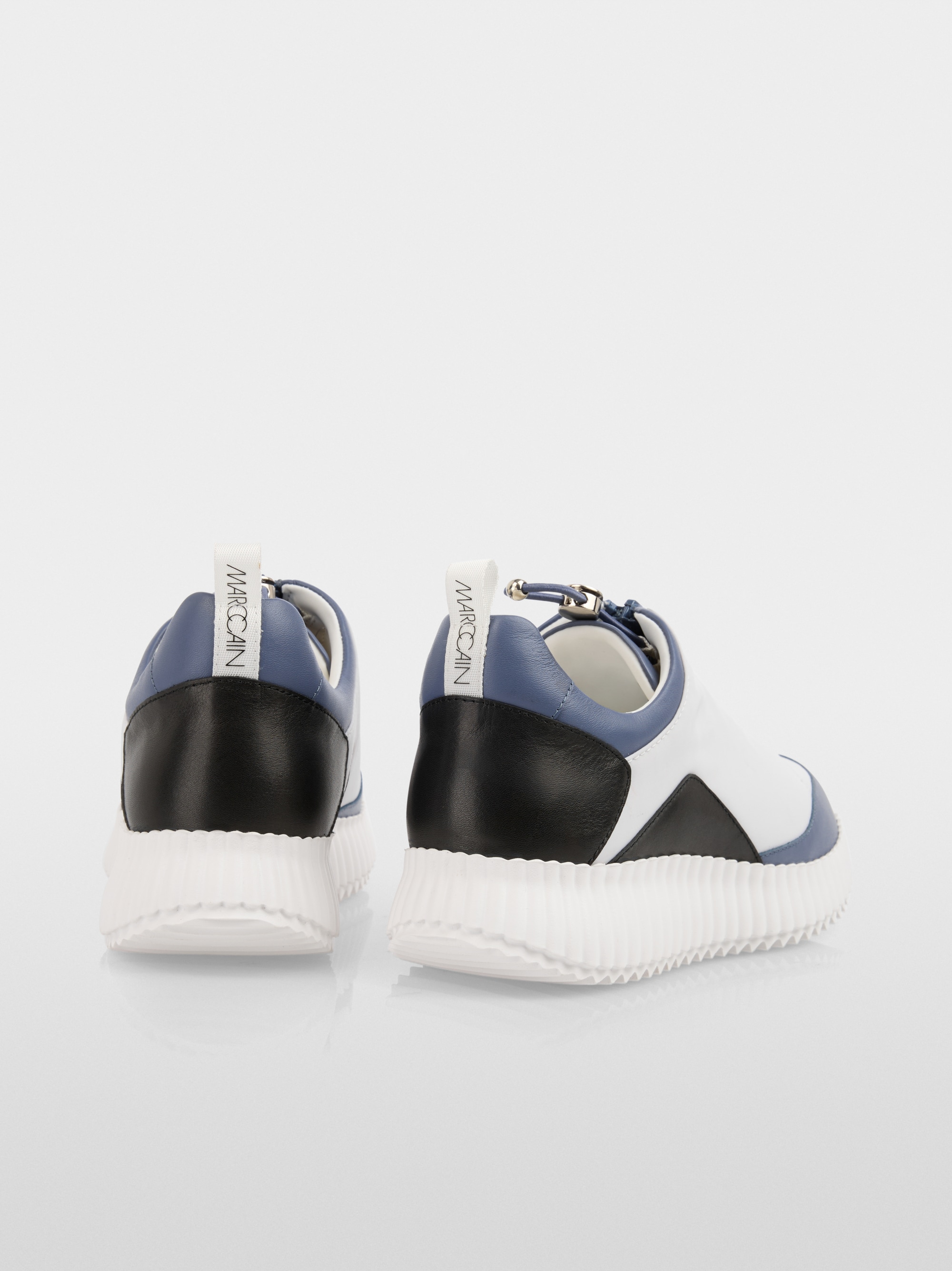 Sneakers with zip