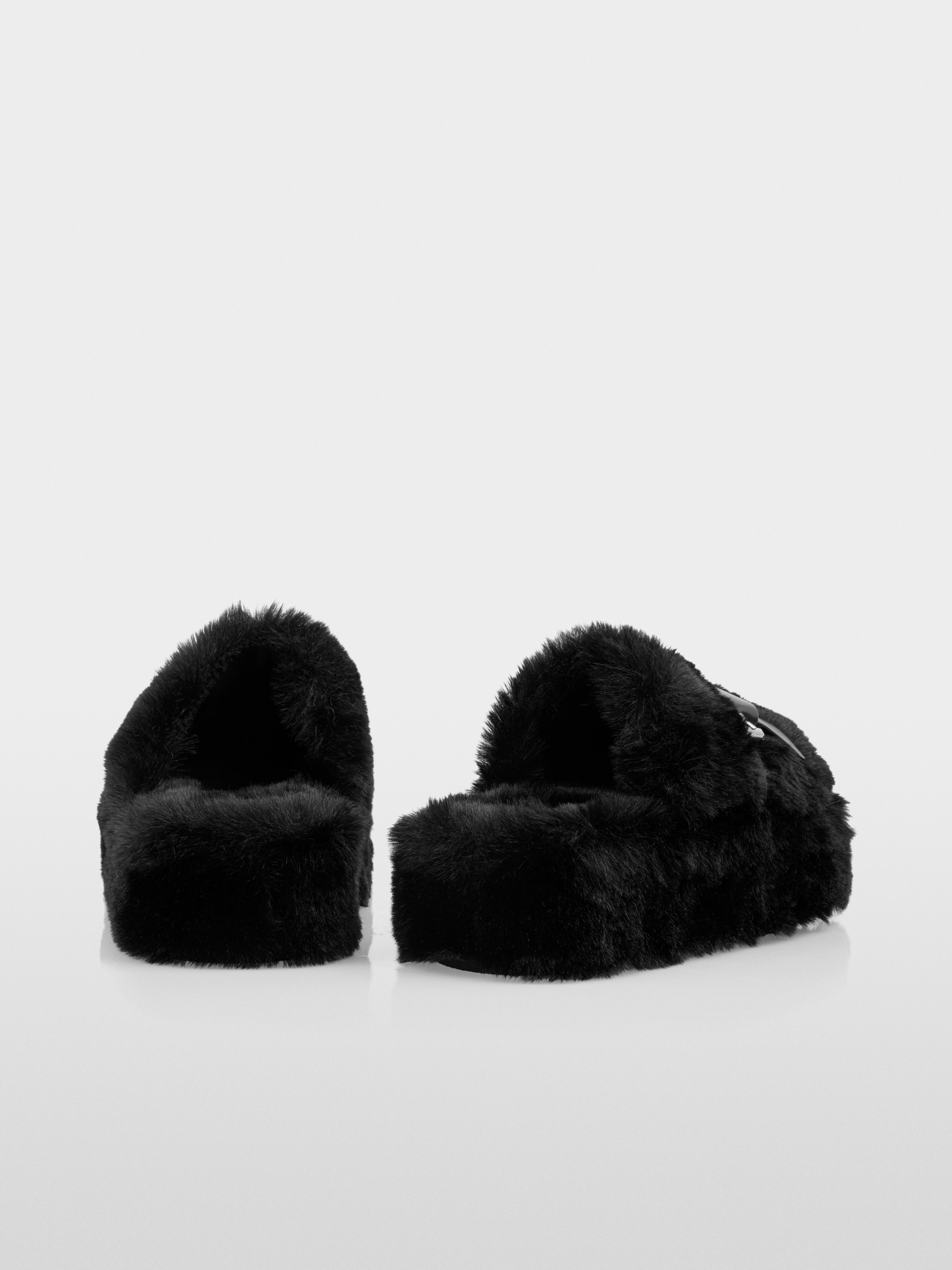 Fluffy slippers with faux lambskin