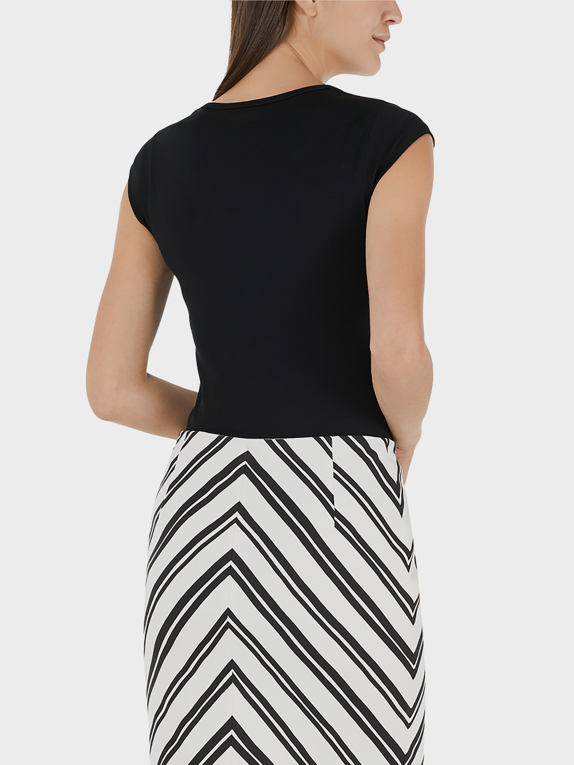 Short-sleeved stretch top