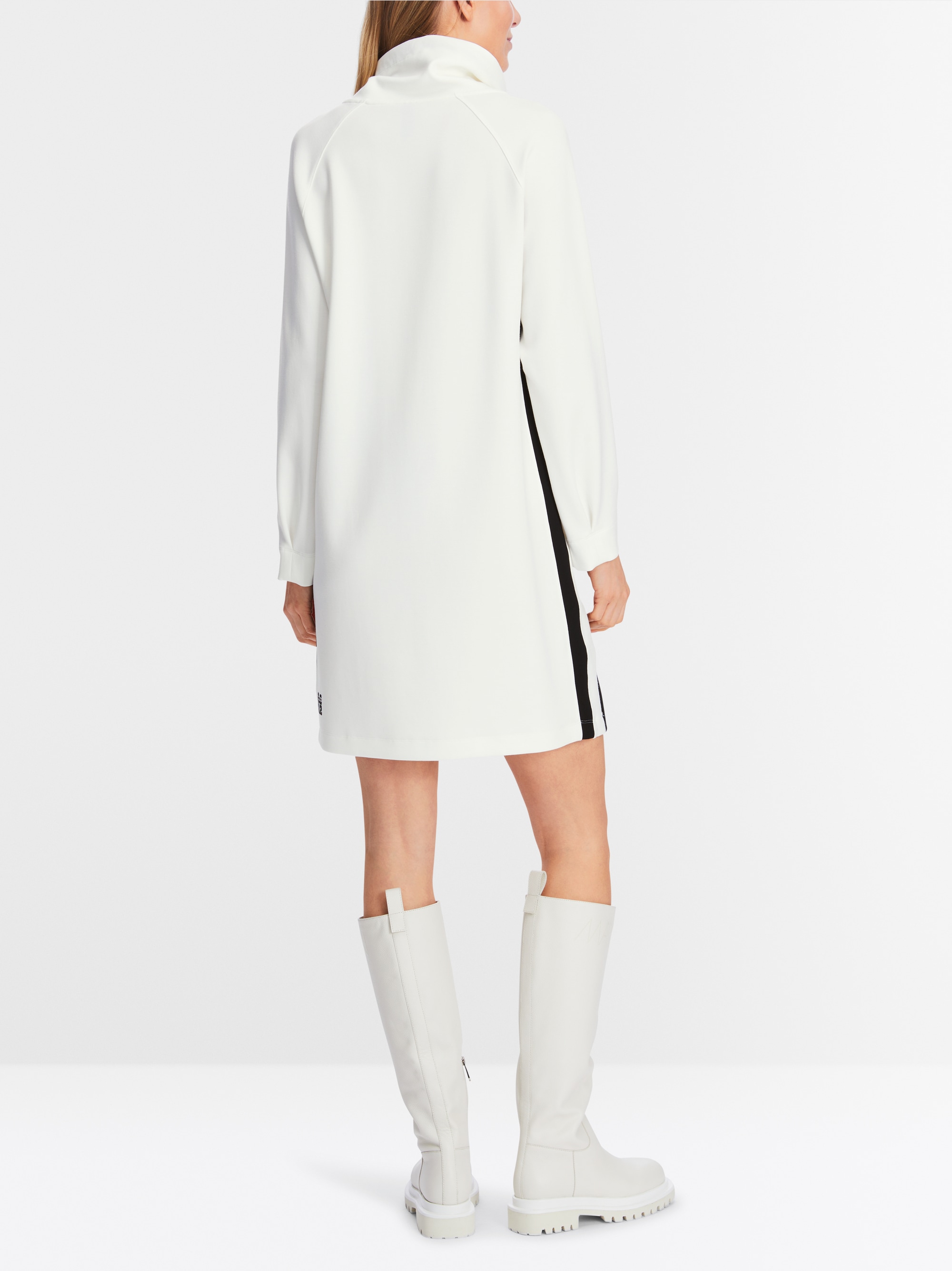 Kurzes Kleid mit  Kellerfalten