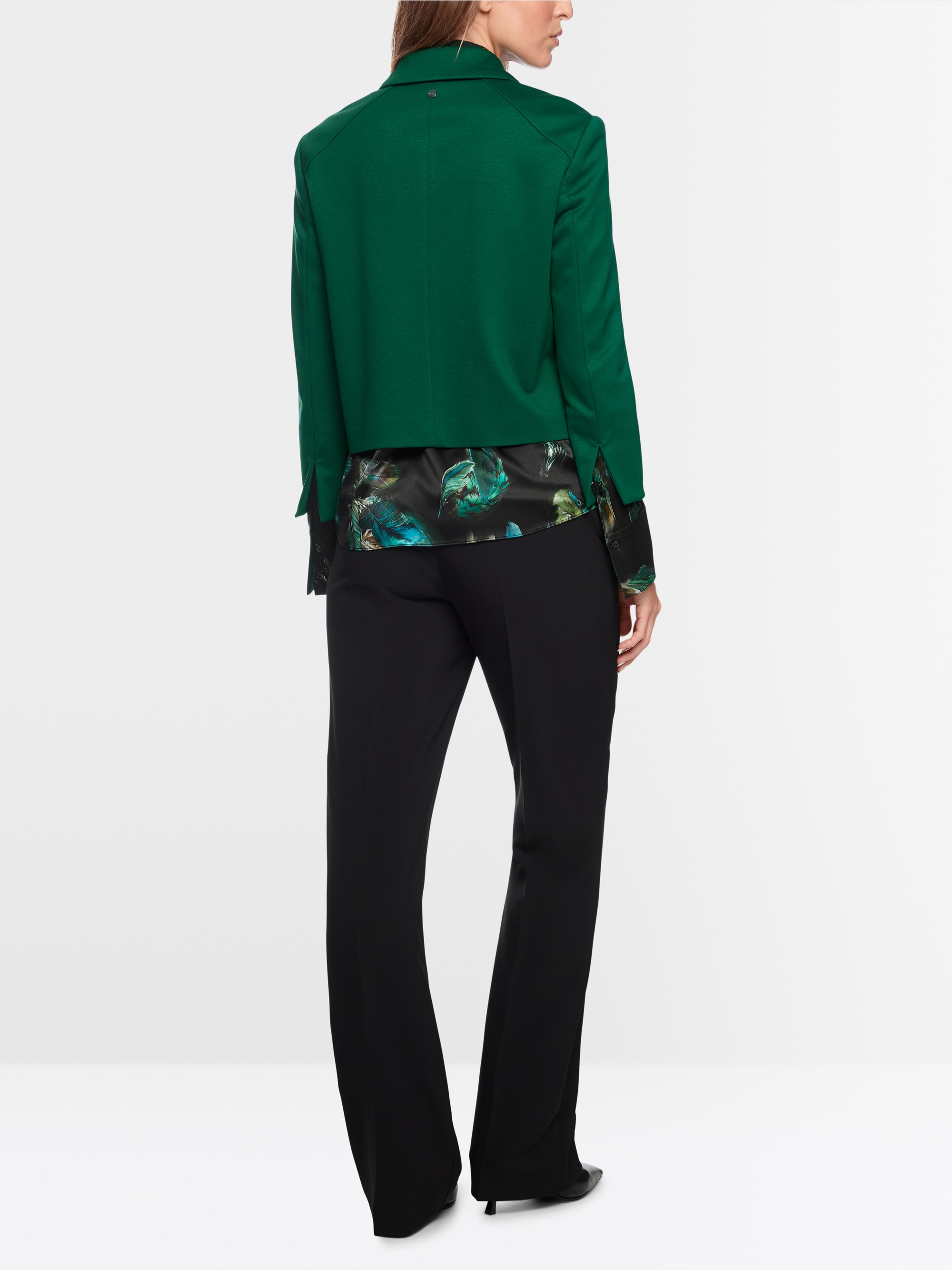 Short jacket with sleeve slits
