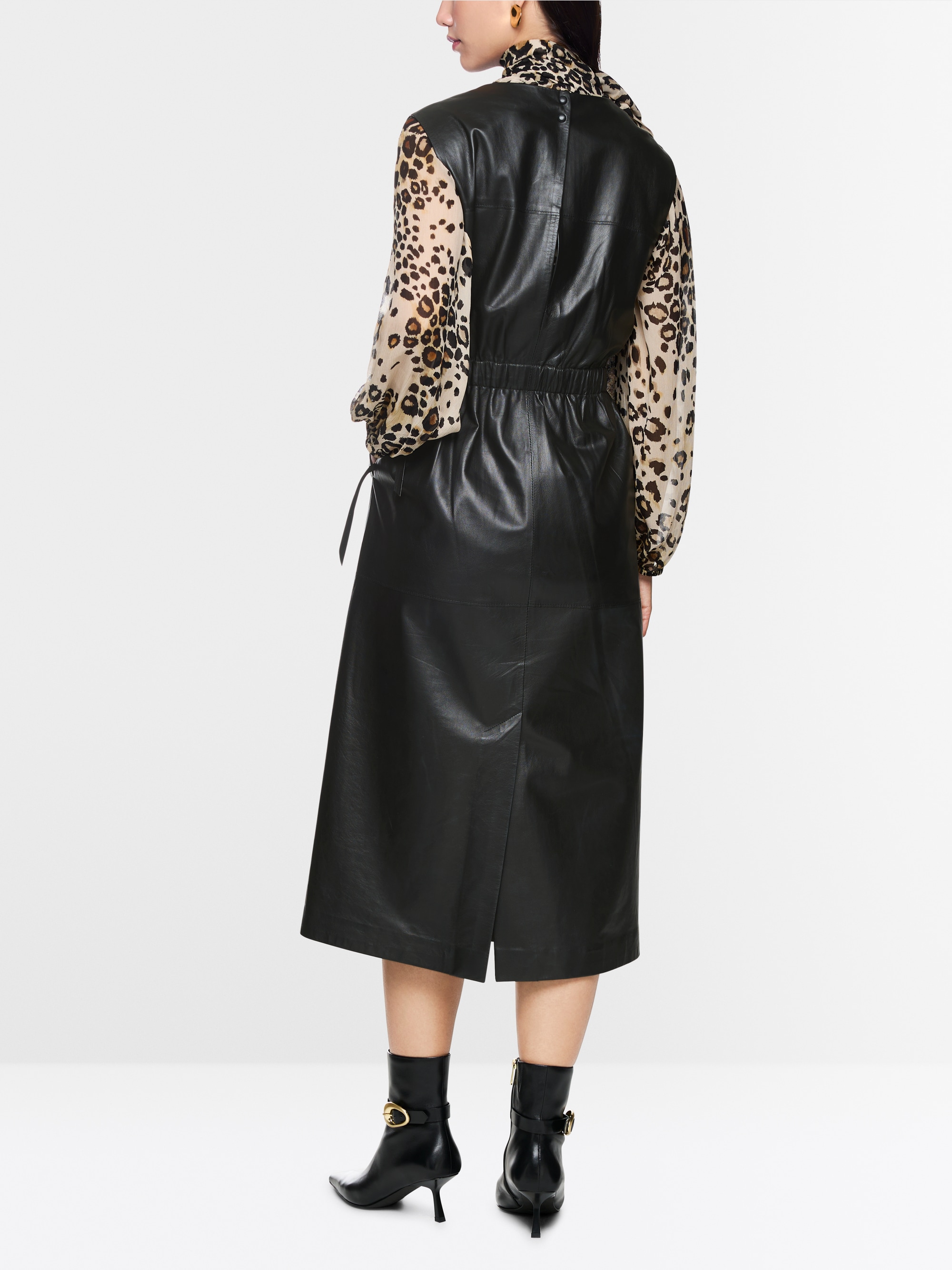 Leder-Maxikleid mit V-Ausschnitt