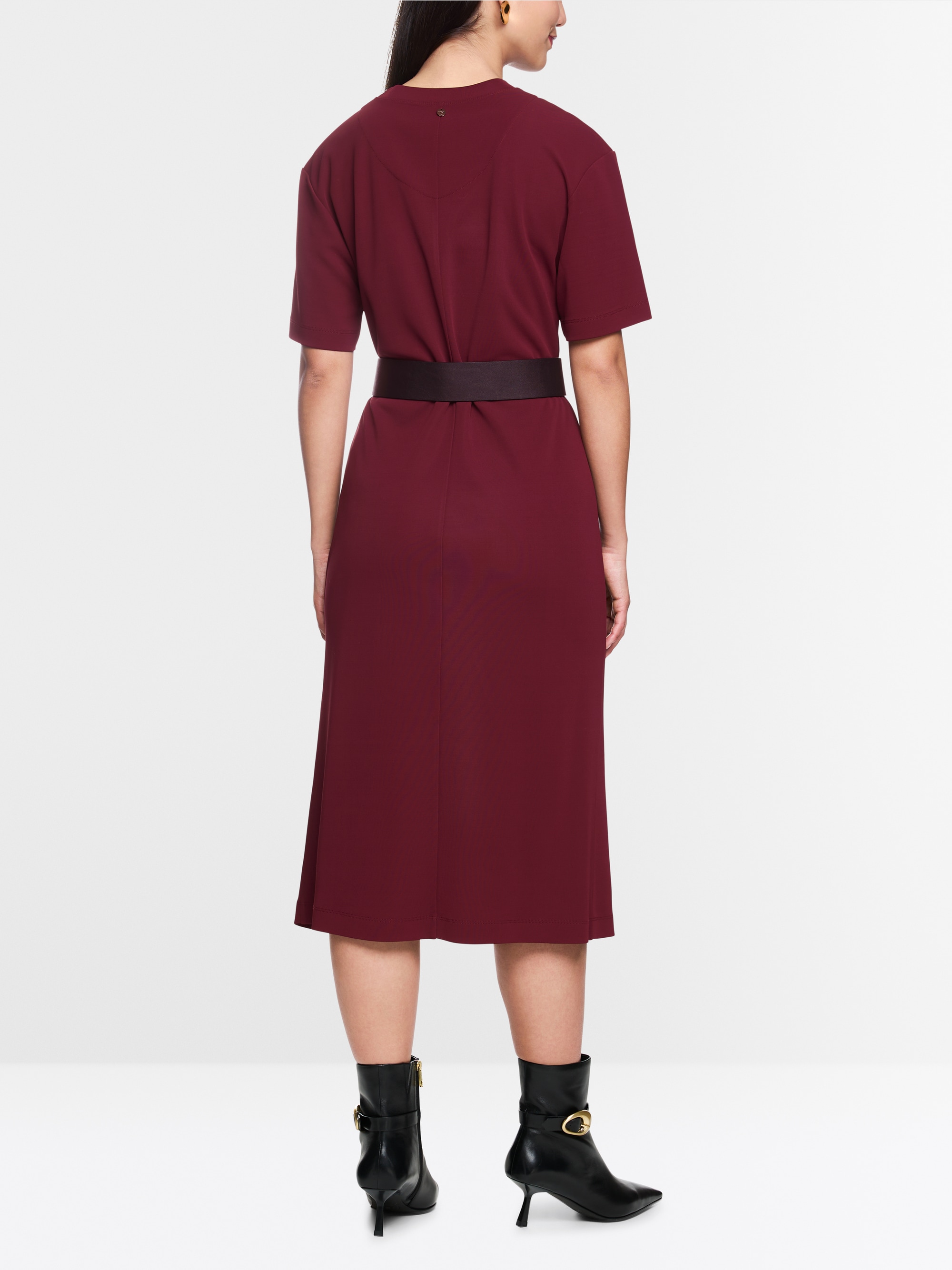 Robe midi sportive et chic avec fente