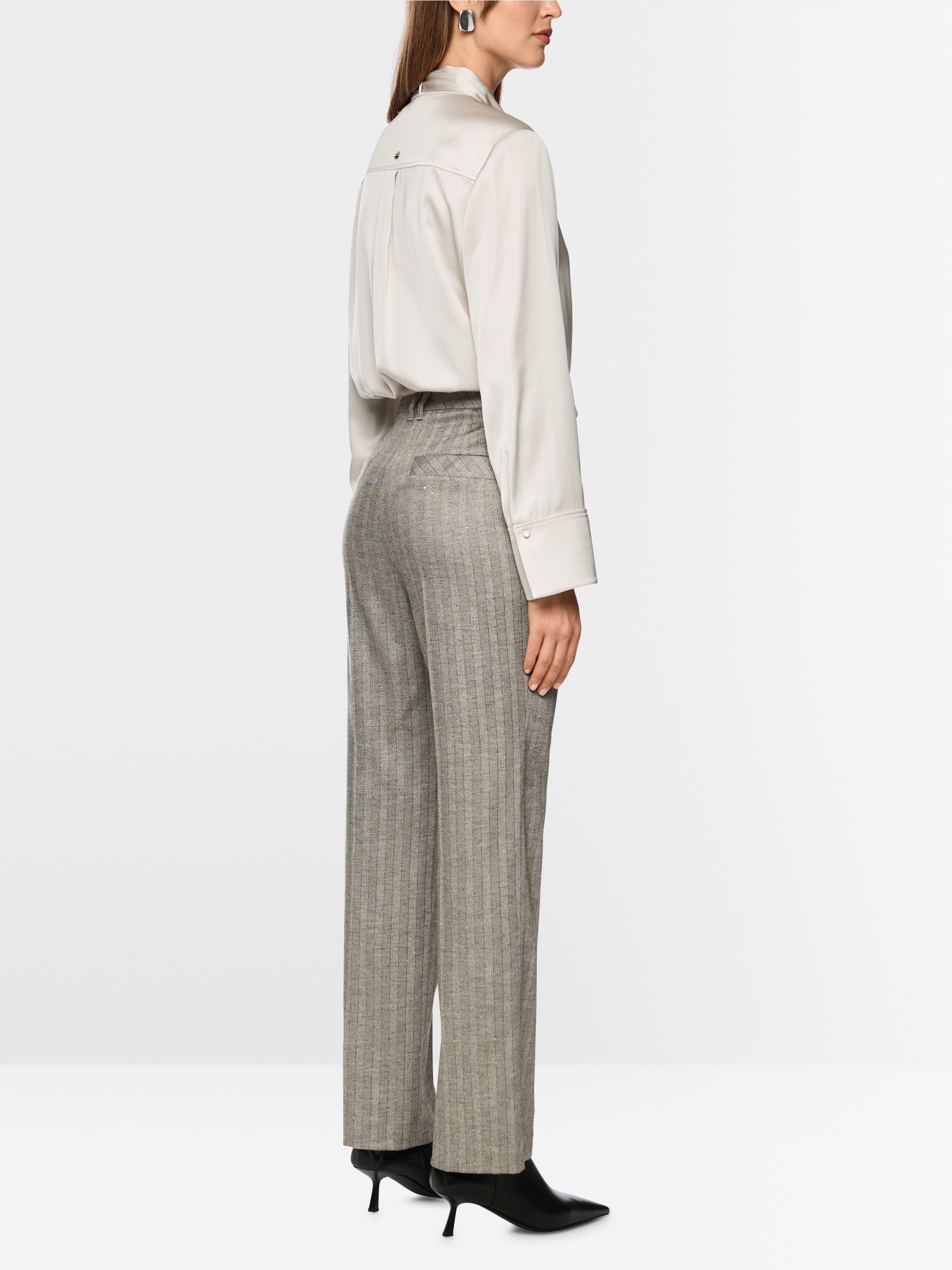 Feminine blouse with bow