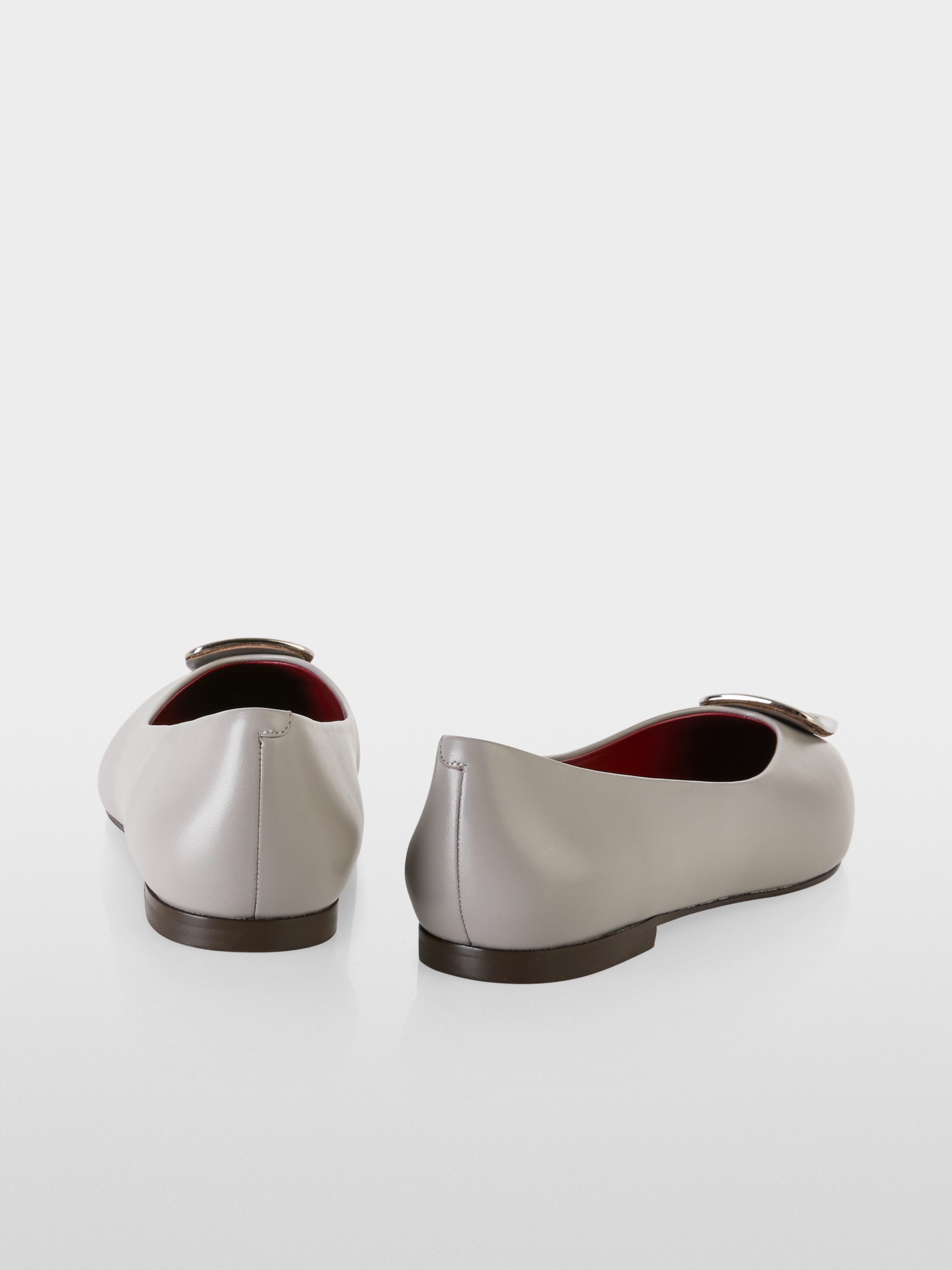 Pointed ballerinas with metal detail