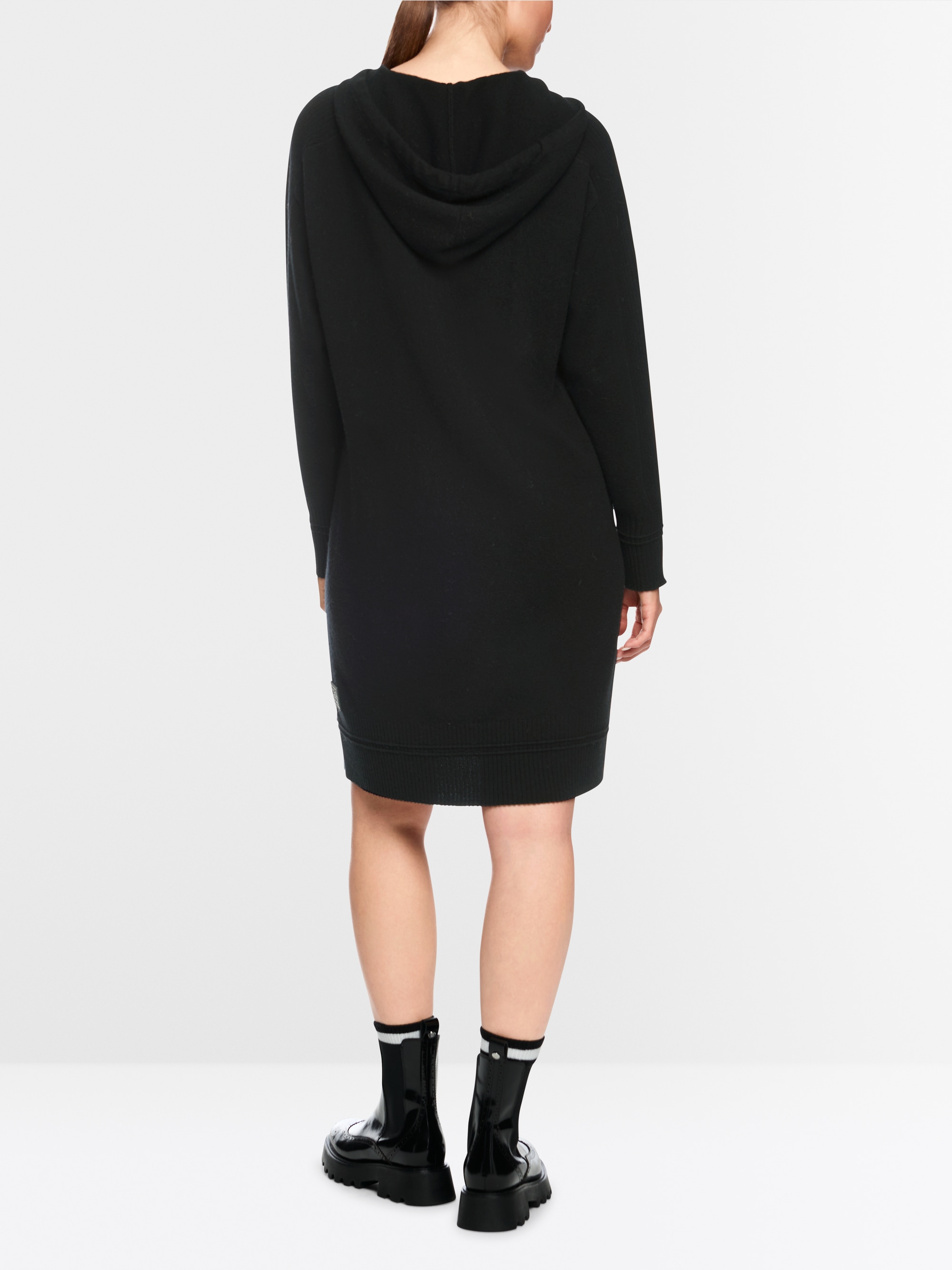 Fine knit dress with hood