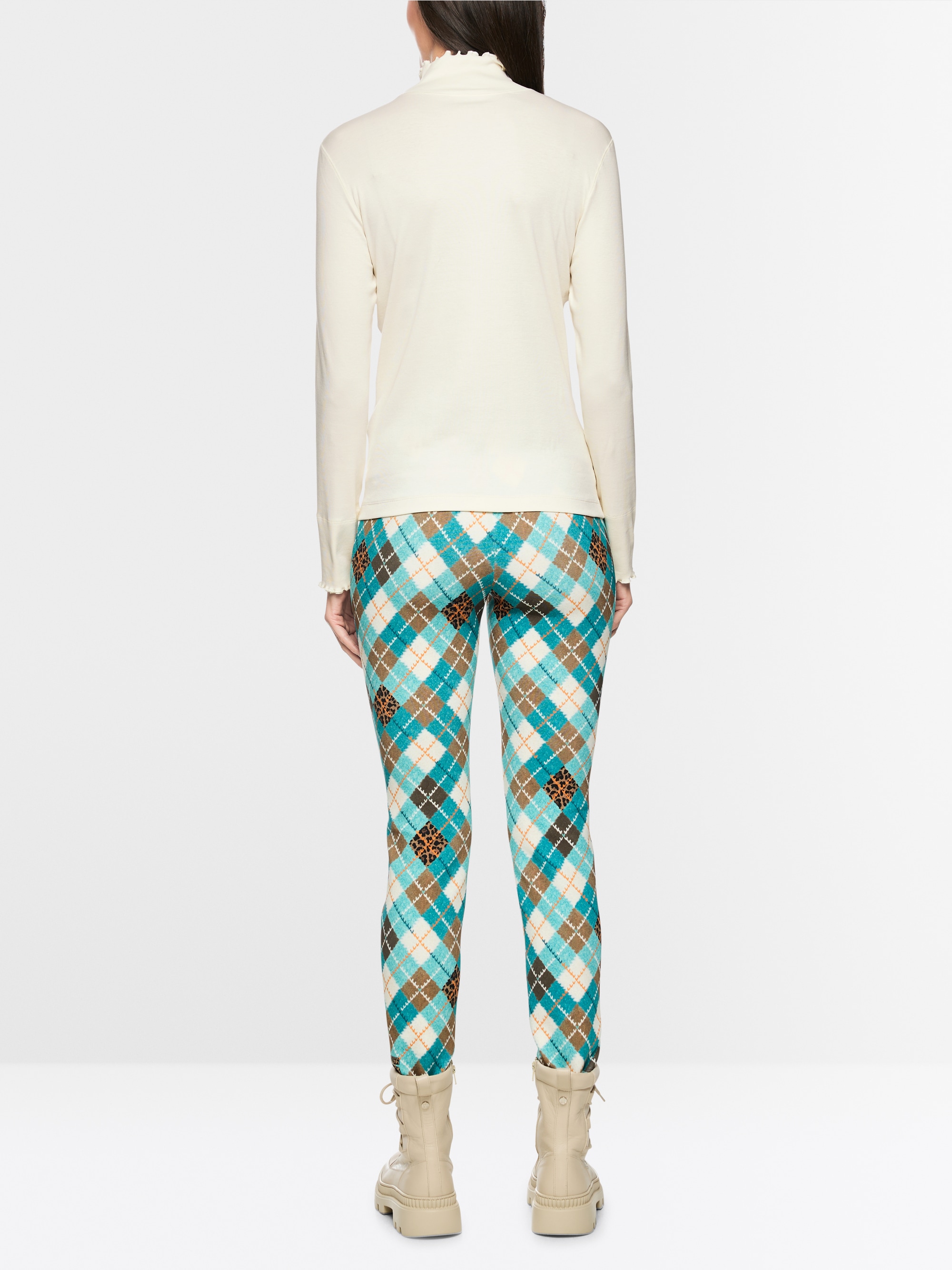Plain long-sleeved turtleneck shirt