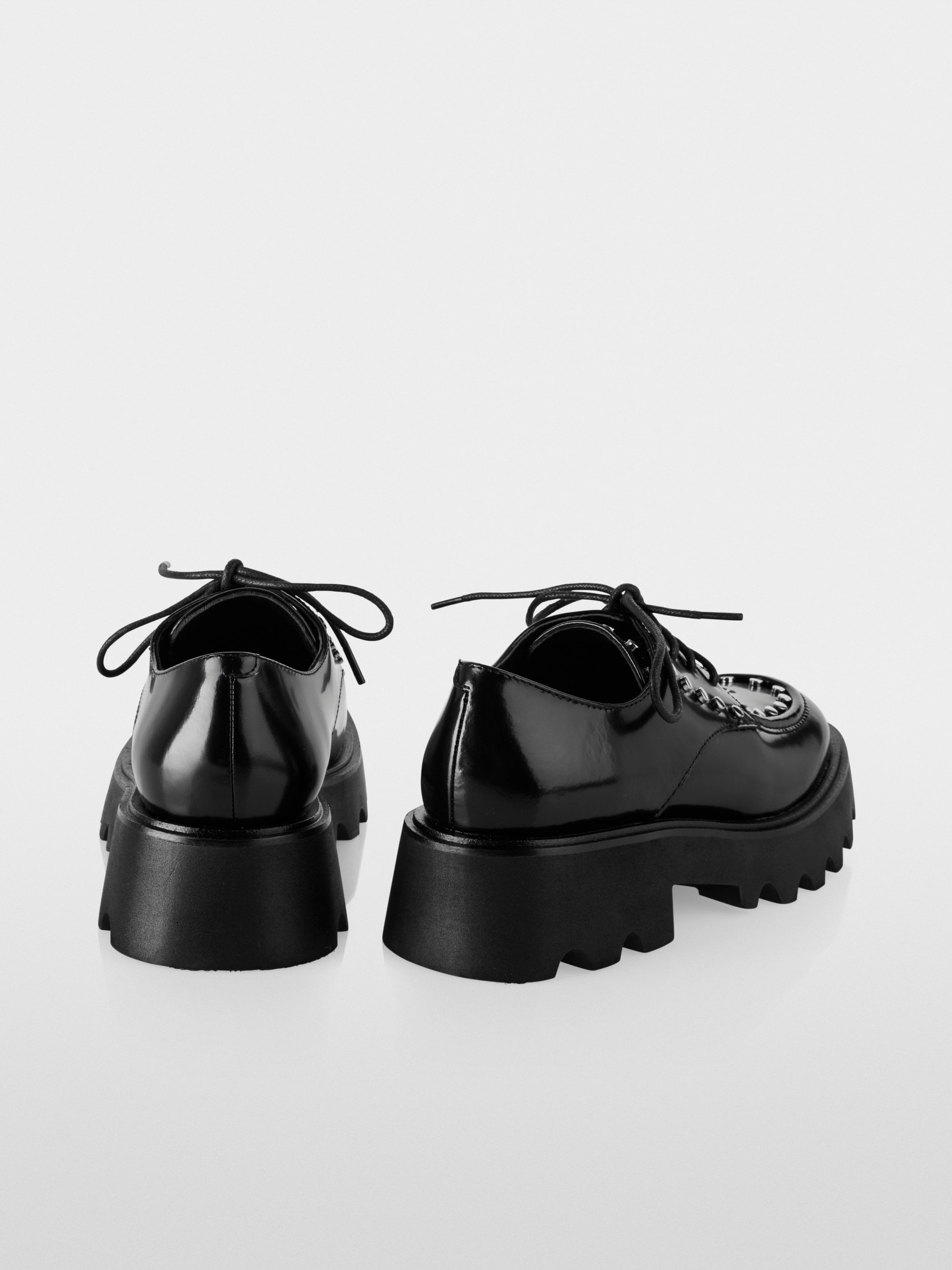 Patent leather low shoes