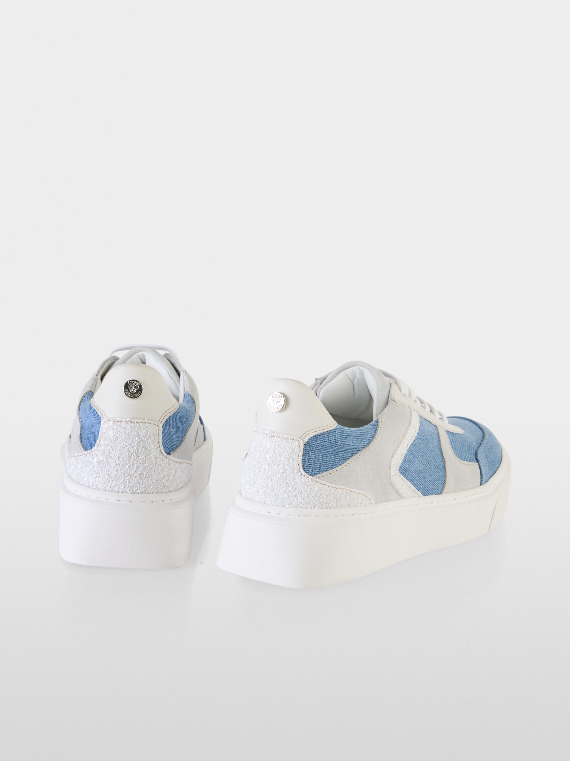Sneaker van een mix van materialen