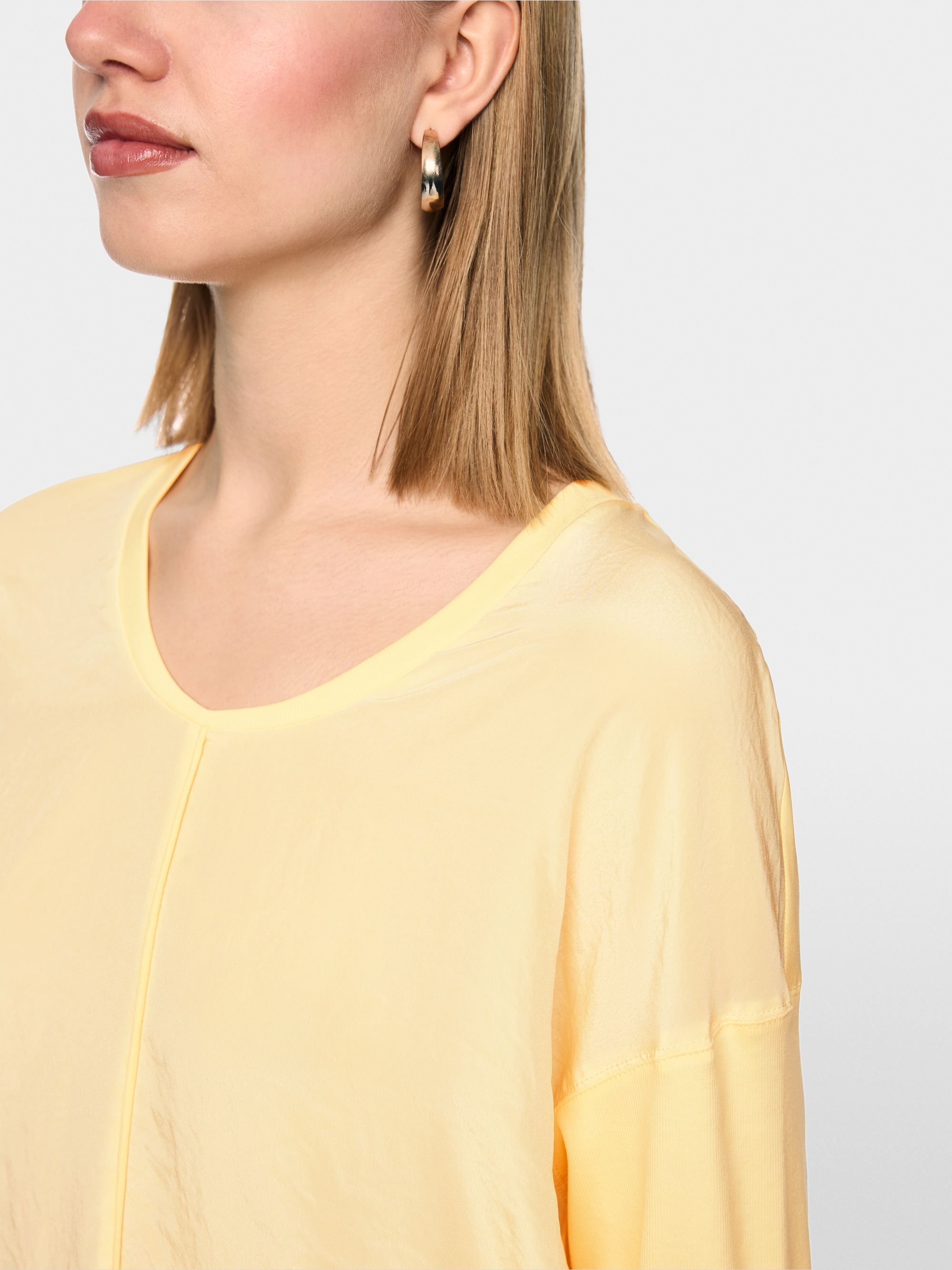 Wide blouse in material mix