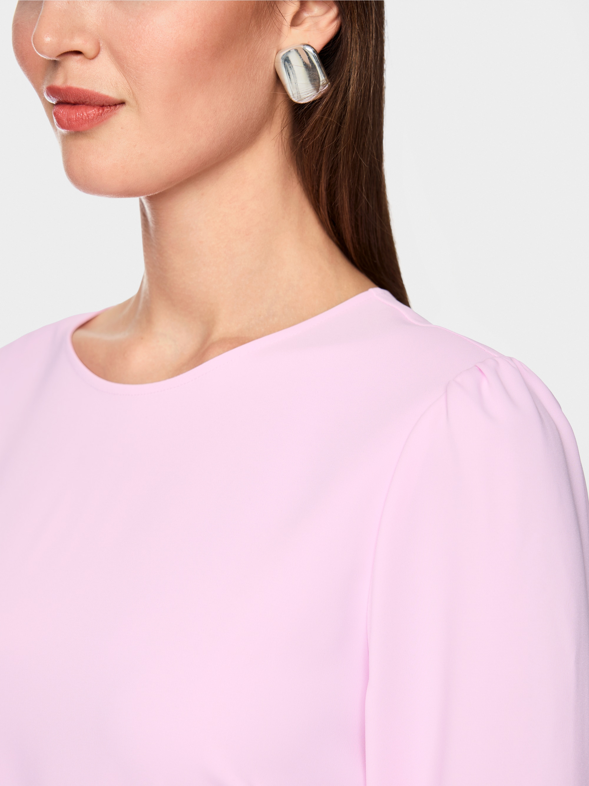 Fitted dress with round neck