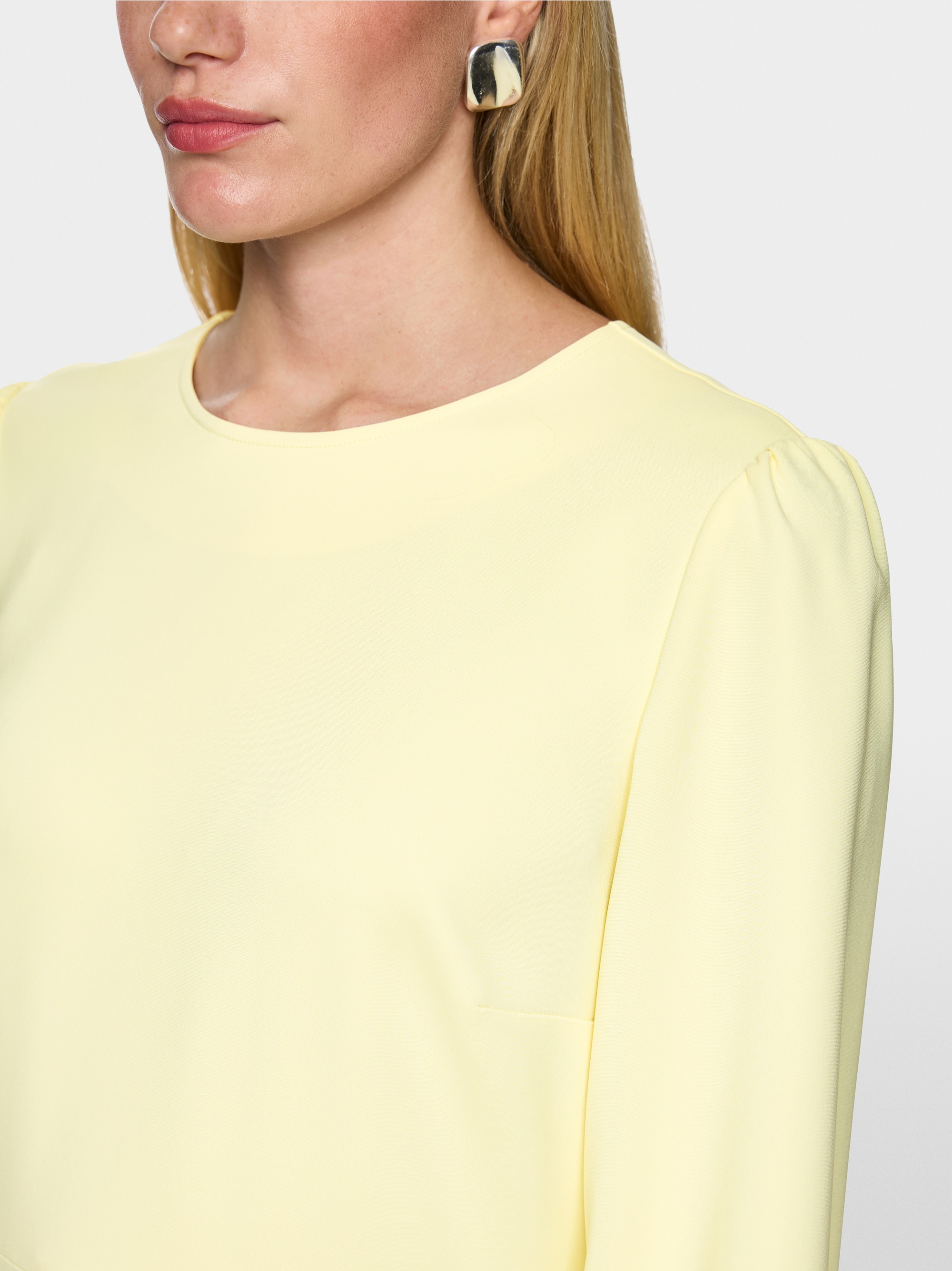 Fitted dress with round neck