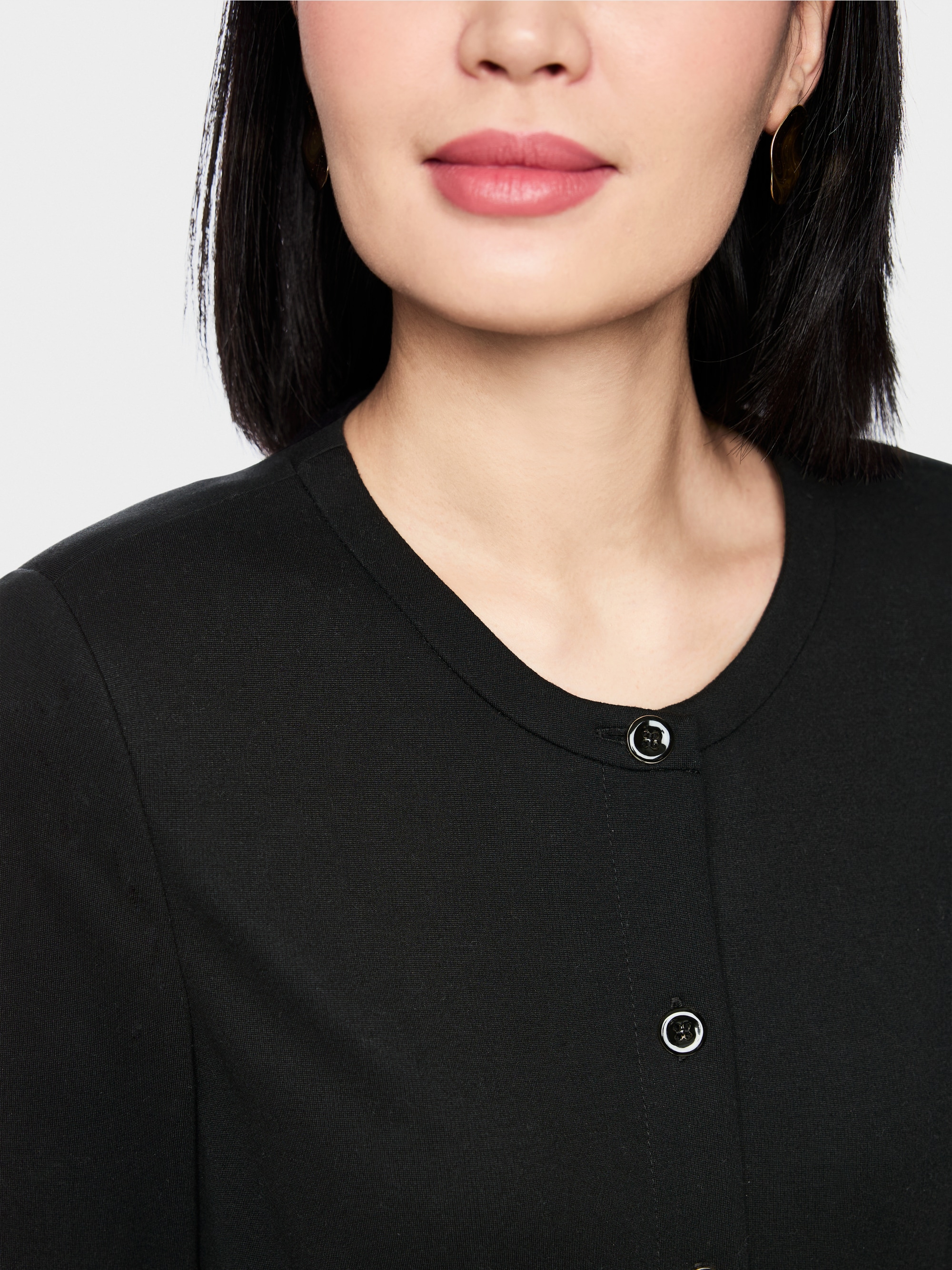 Fitted dress with buttoning