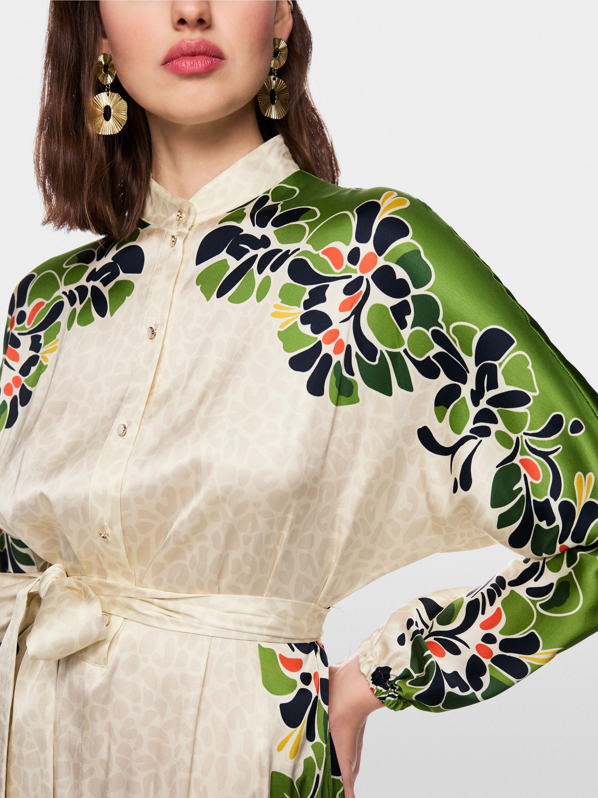 Maxi dress with stylized flowers