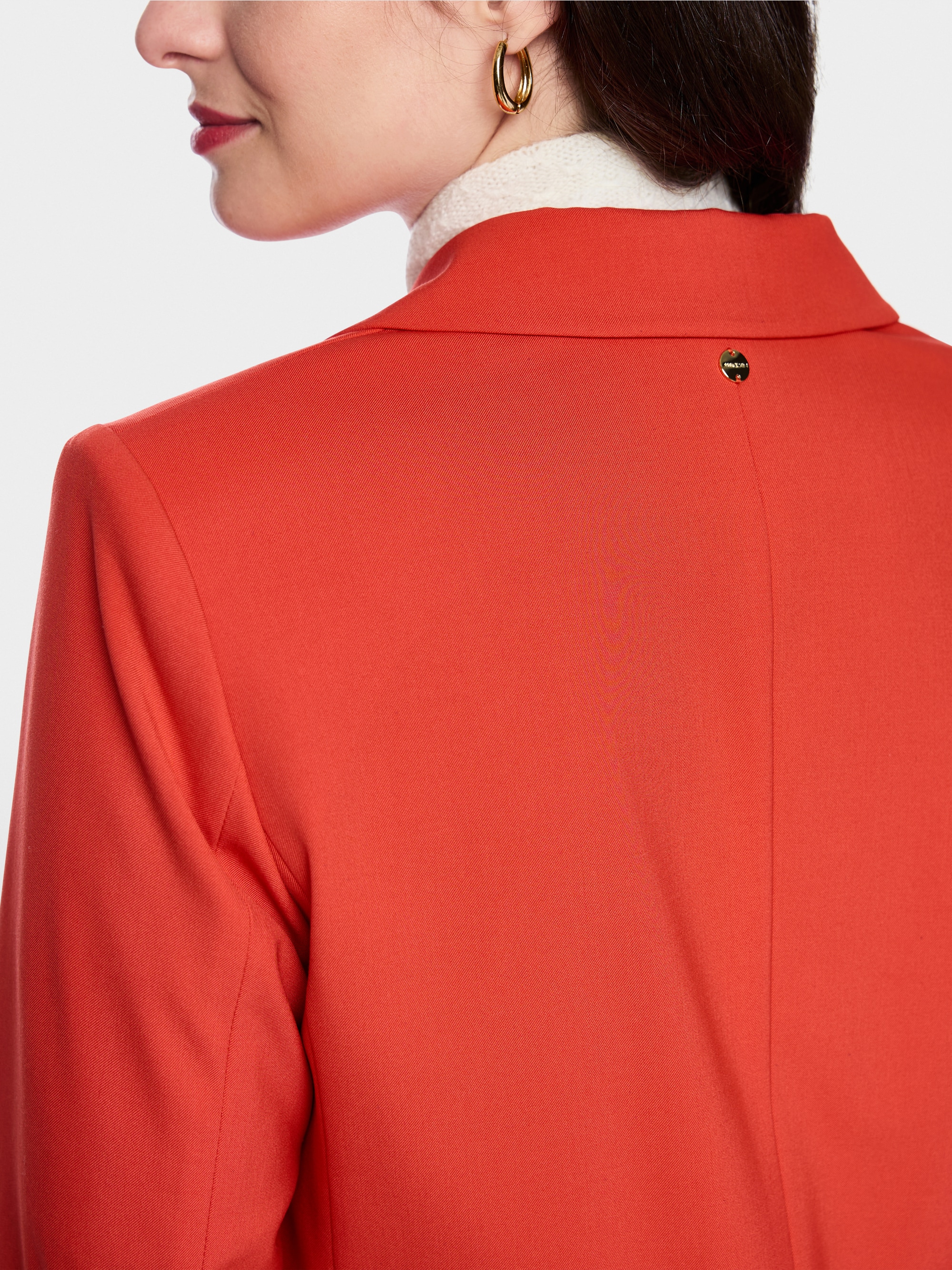 Taillierter Blazer mit gerundetem Saum