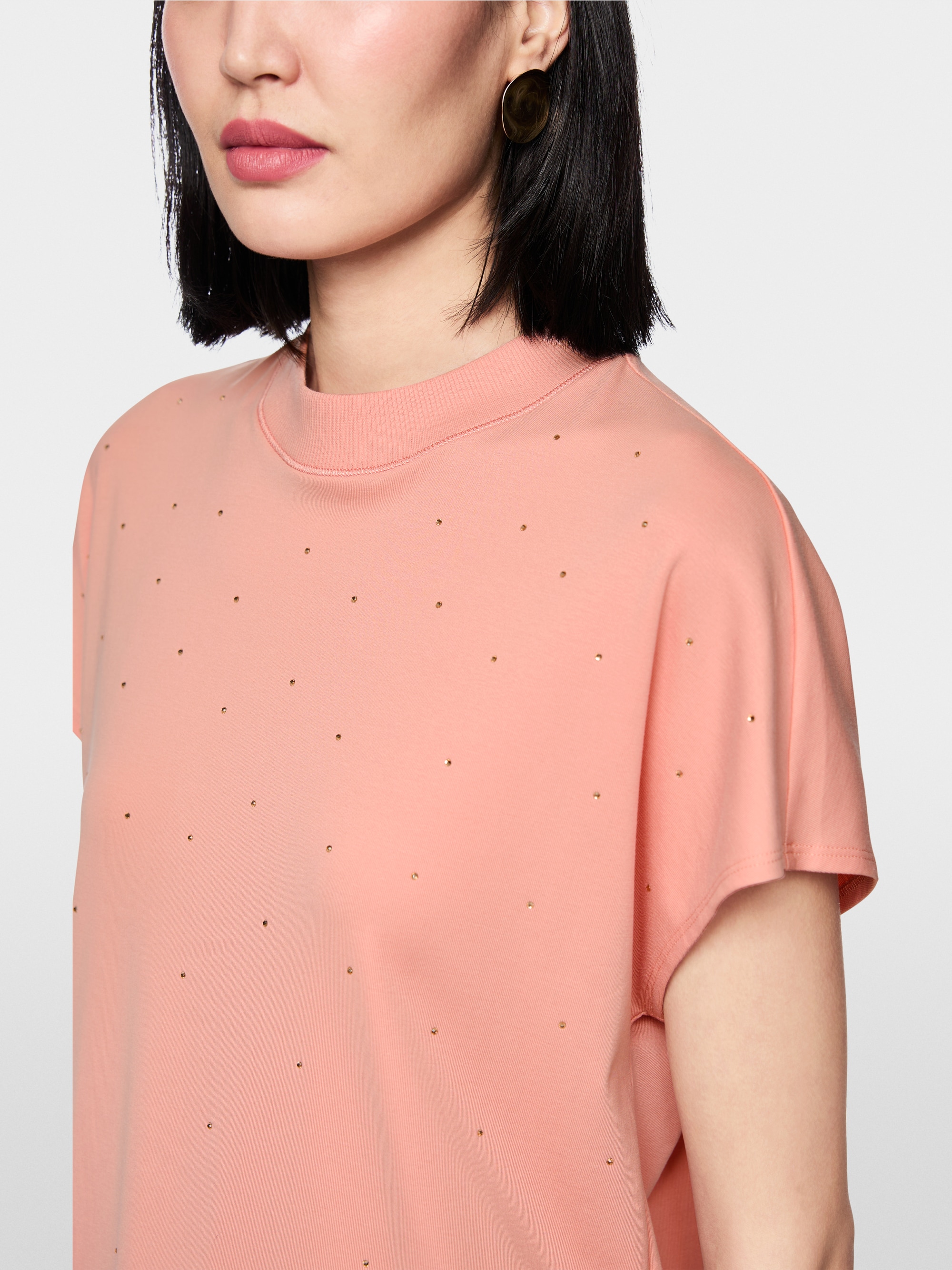 Short-sleeved T-shirt with hotfix stones