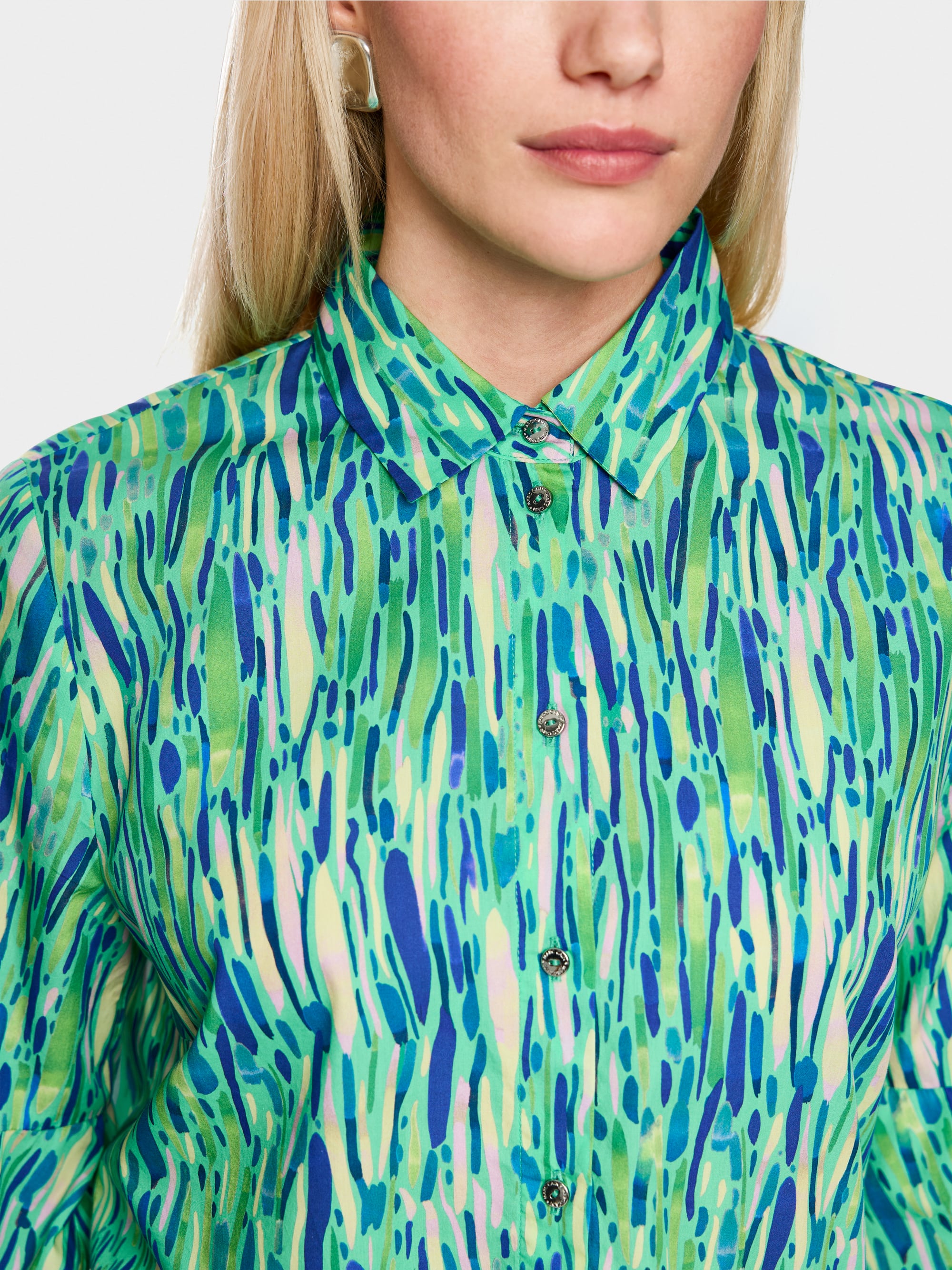 Feminine blouse with confetti print