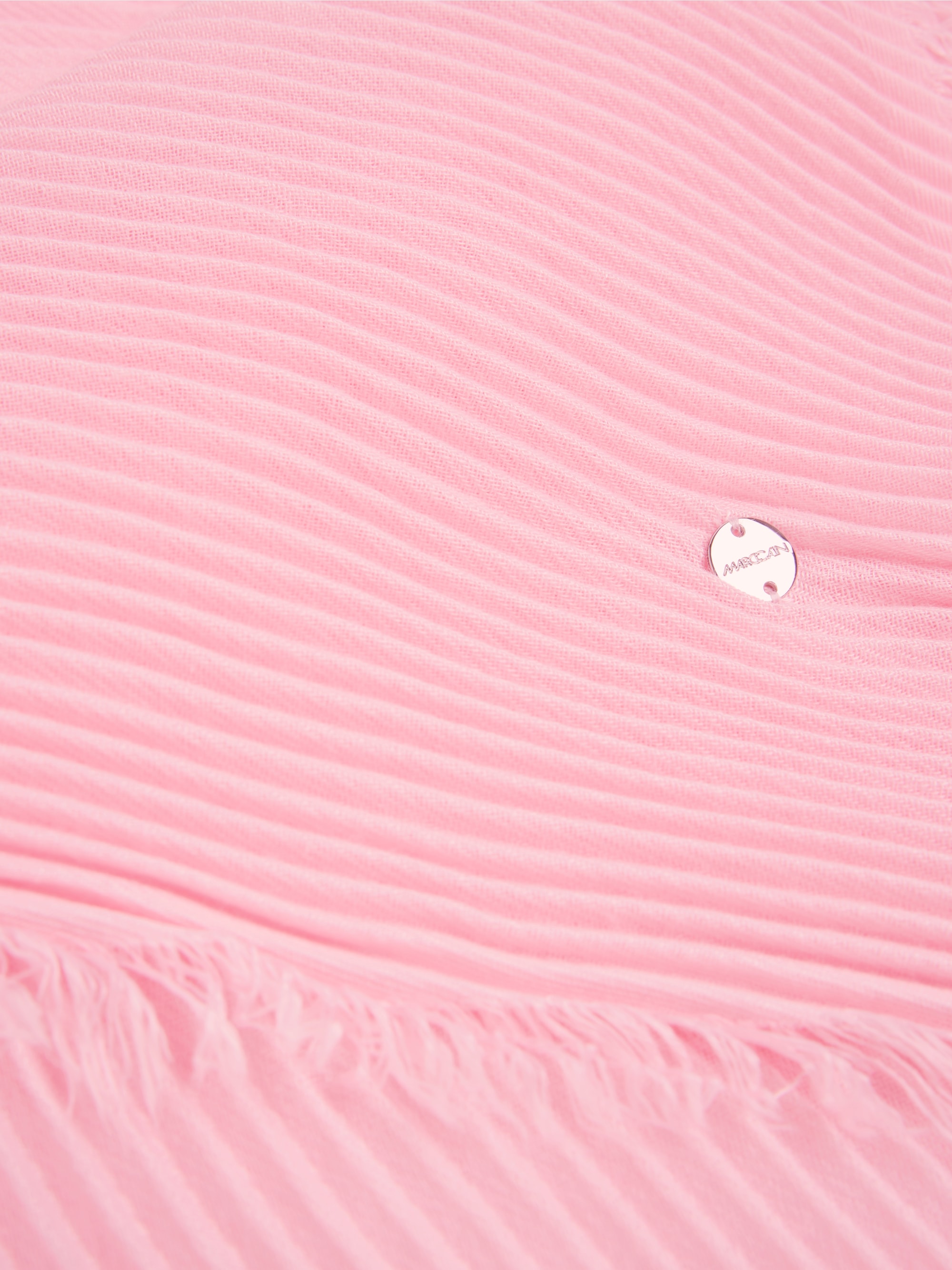 Pleated scarf with fringes