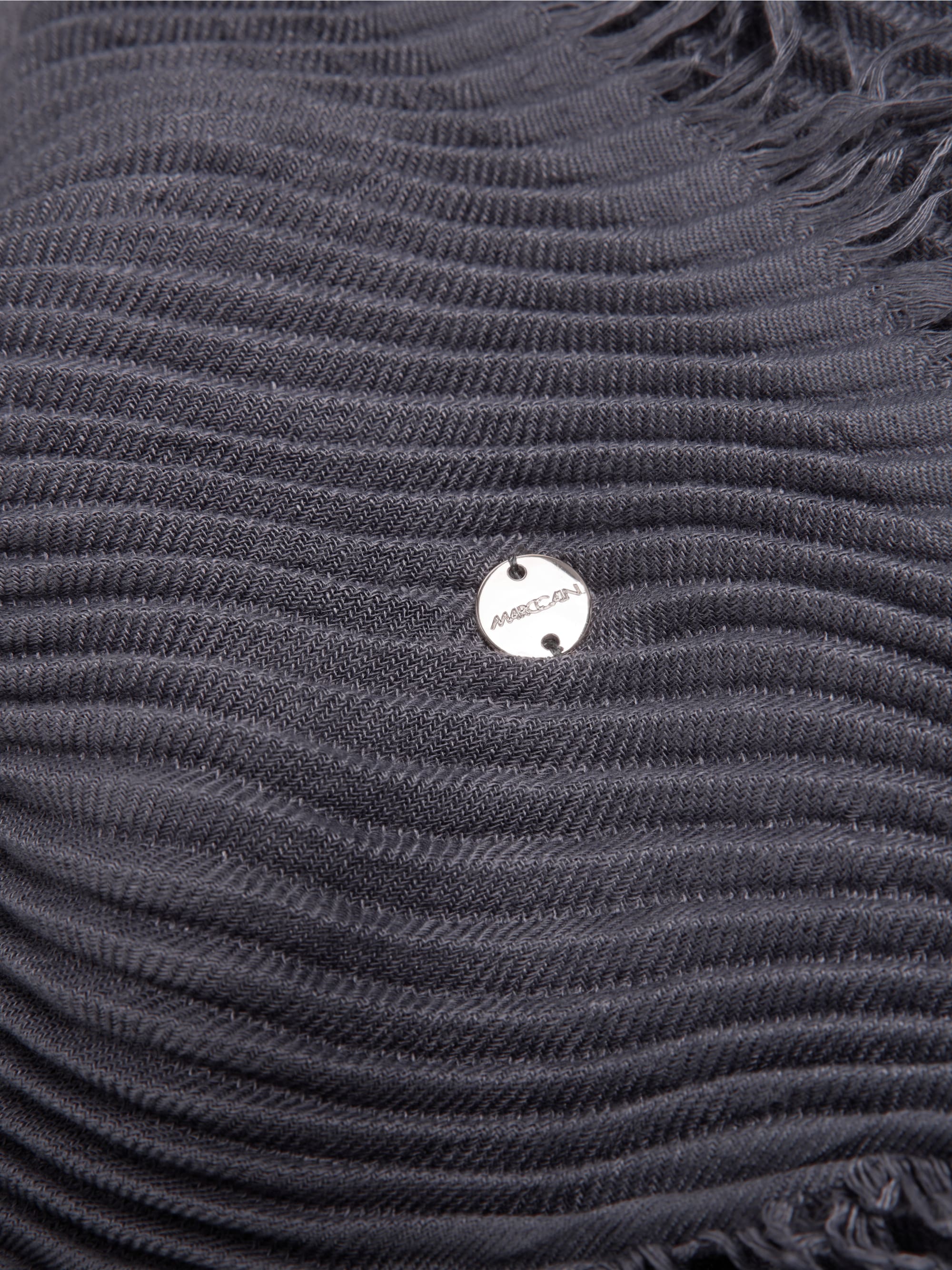 Pleated scarf with fringes